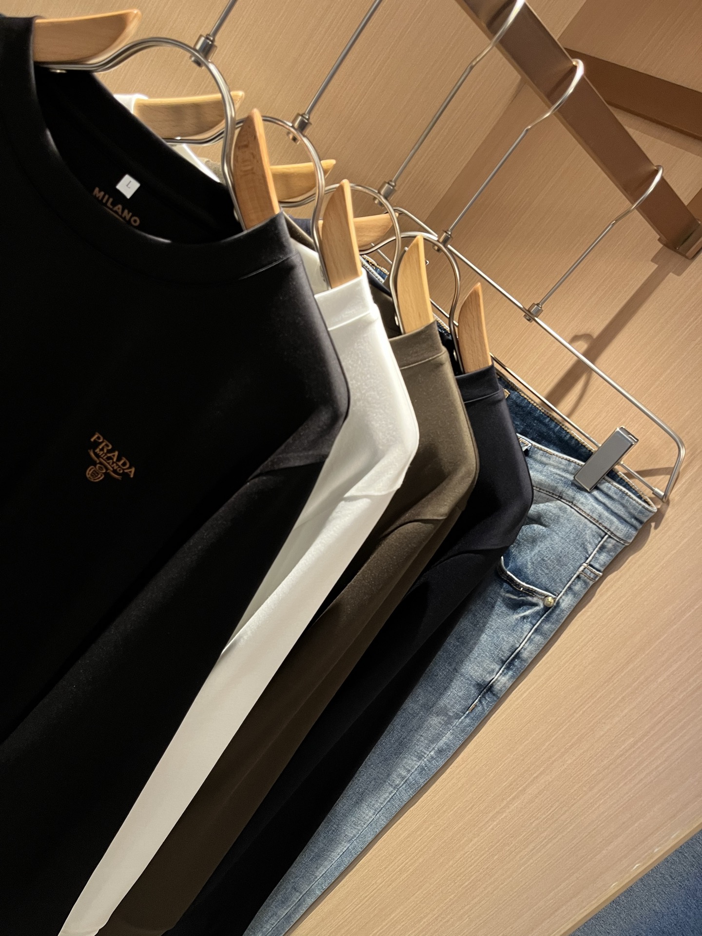 PRAD*A普*达2025秋冬新款男士长袖打底衫，最新款全网独家首上！！~既经典有时尚百搭，谁不爱啊，将