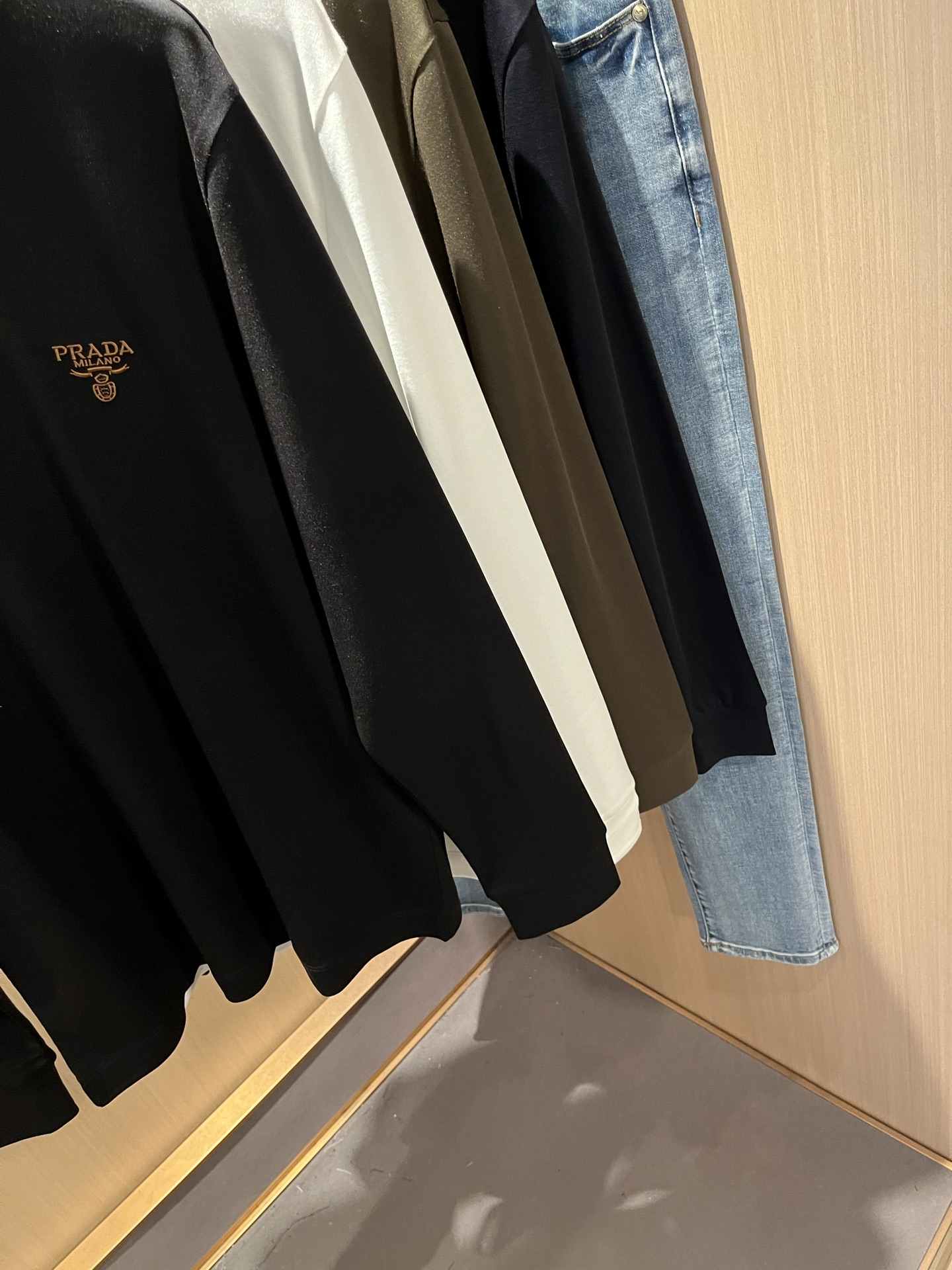 PRAD*A普*达2025秋冬新款男士长袖打底衫，最新款全网独家首上！！~既经典有时尚百搭，谁不爱啊，将