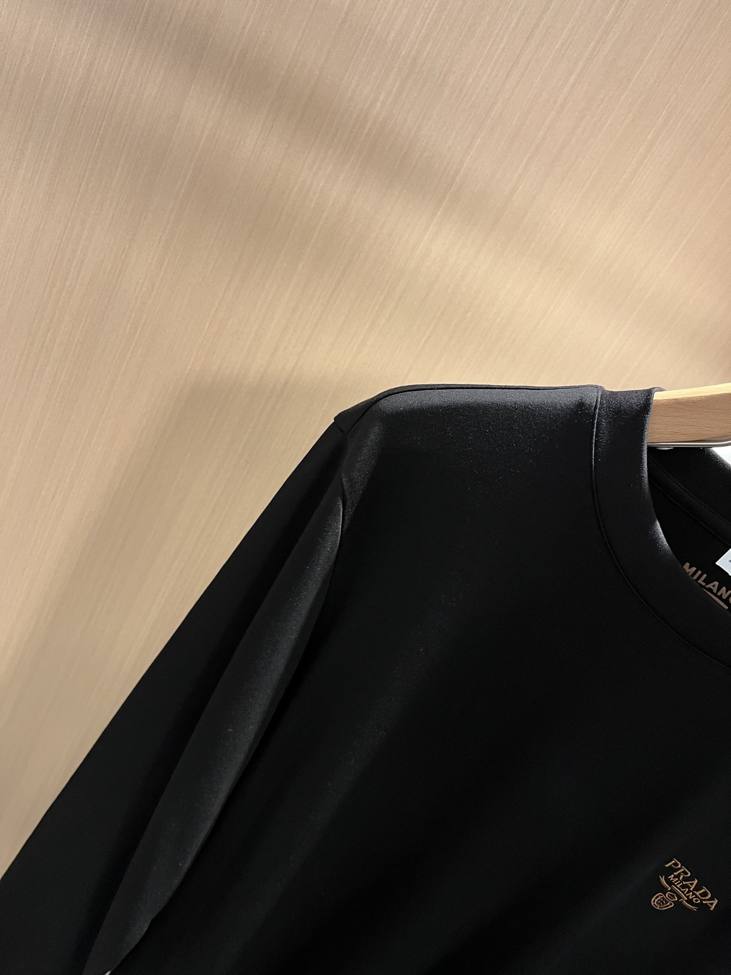 PRAD*A普*达2025秋冬新款男士长袖打底衫，最新款全网独家首上！！~既经典有时尚百搭，谁不爱啊，将