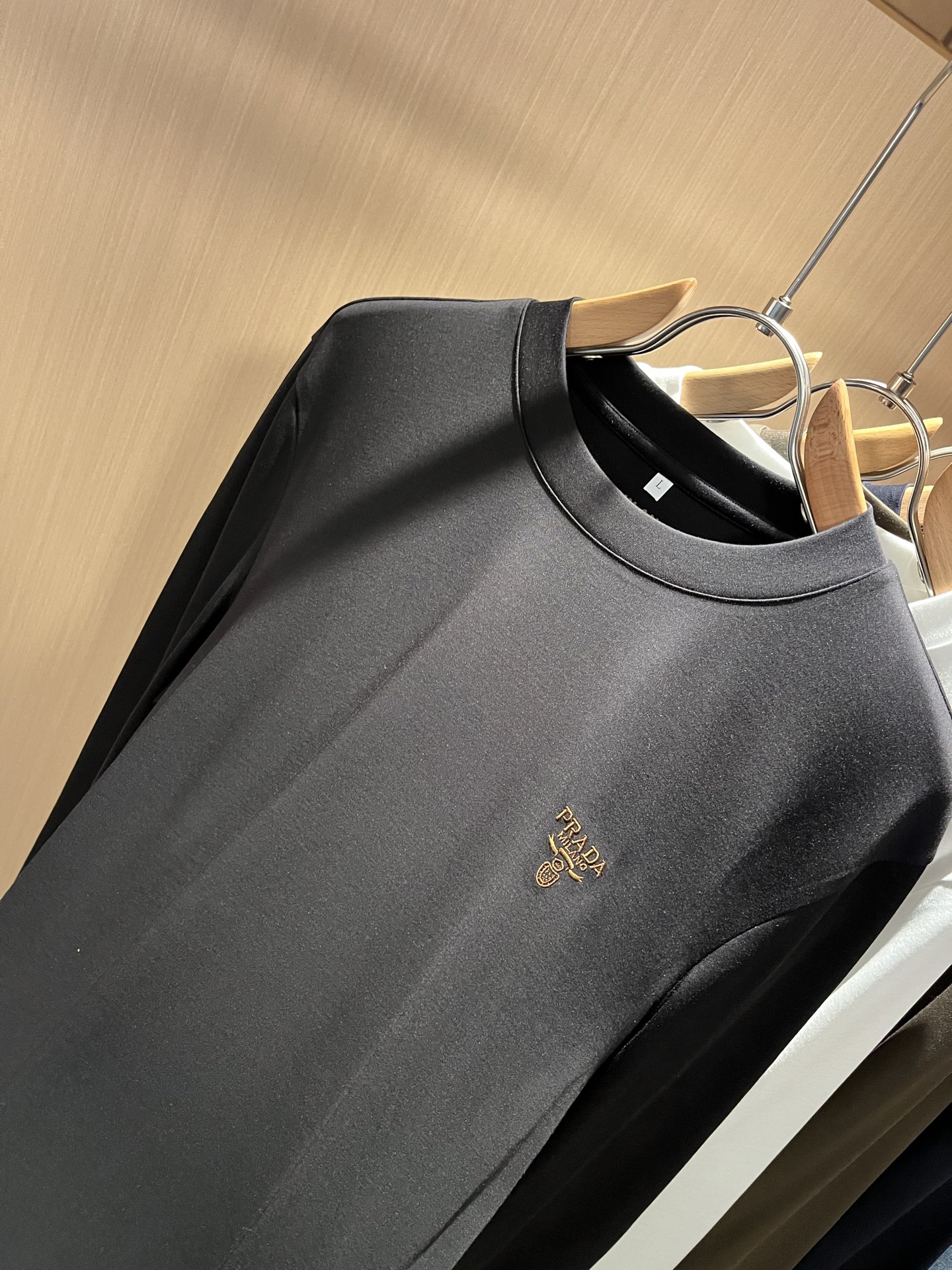 PRAD*A普*达2025秋冬新款男士长袖打底衫，最新款全网独家首上！！~既经典有时尚百搭，谁不爱啊，将