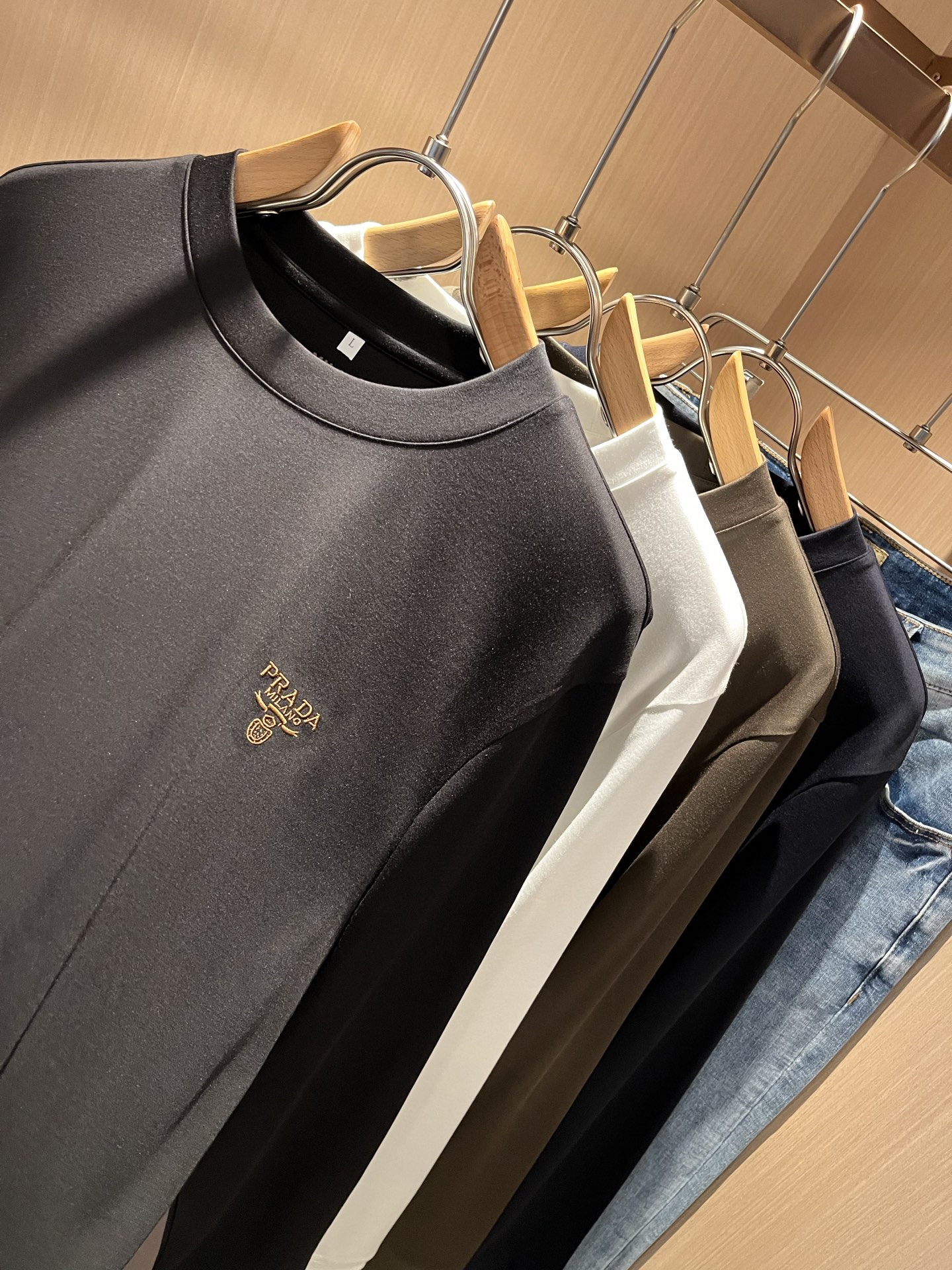 PRAD*A普*达2025秋冬新款男士长袖打底衫，最新款全网独家首上！！~既经典有时尚百搭，谁不爱啊，将