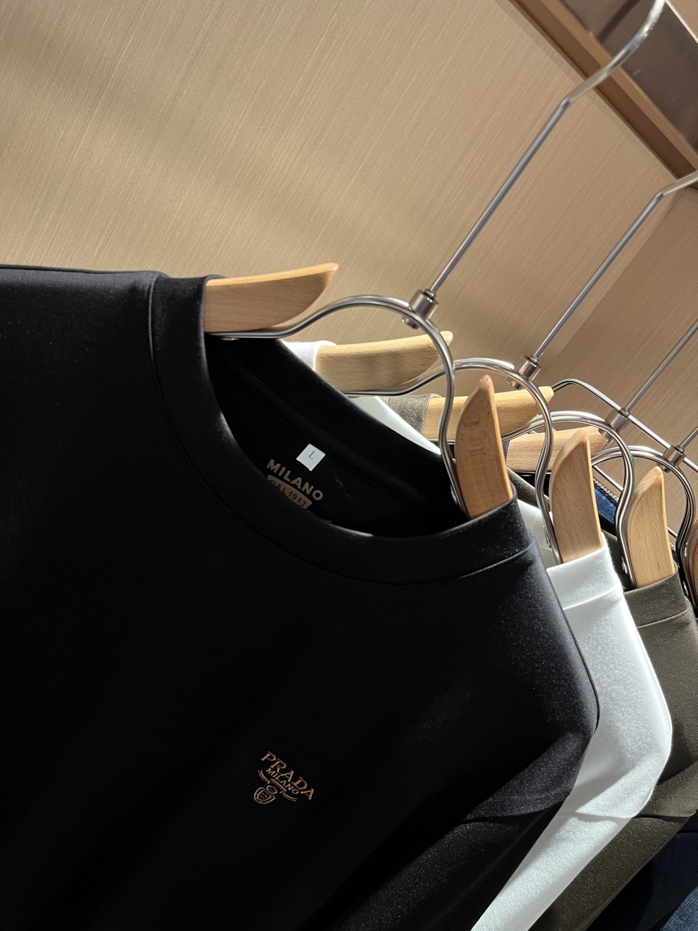 PRAD*A普*达2025秋冬新款男士长袖打底衫，最新款全网独家首上！！~既经典有时尚百搭，谁不爱啊，将