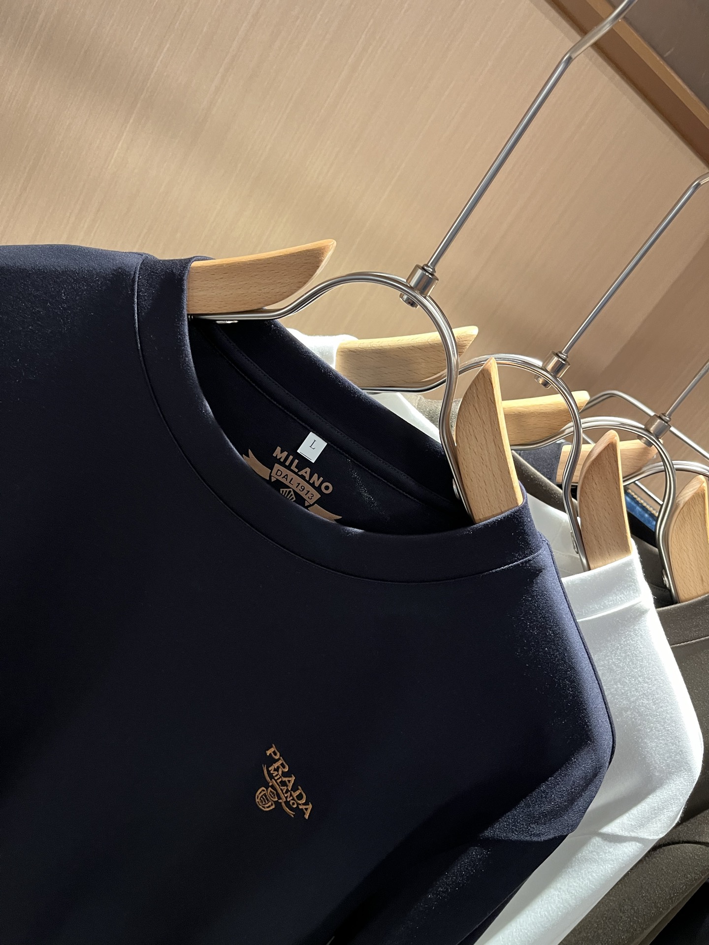 PRAD*A普*达2025秋冬新款男士长袖打底衫，最新款全网独家首上！！~既经典有时尚百搭，谁不爱啊，将