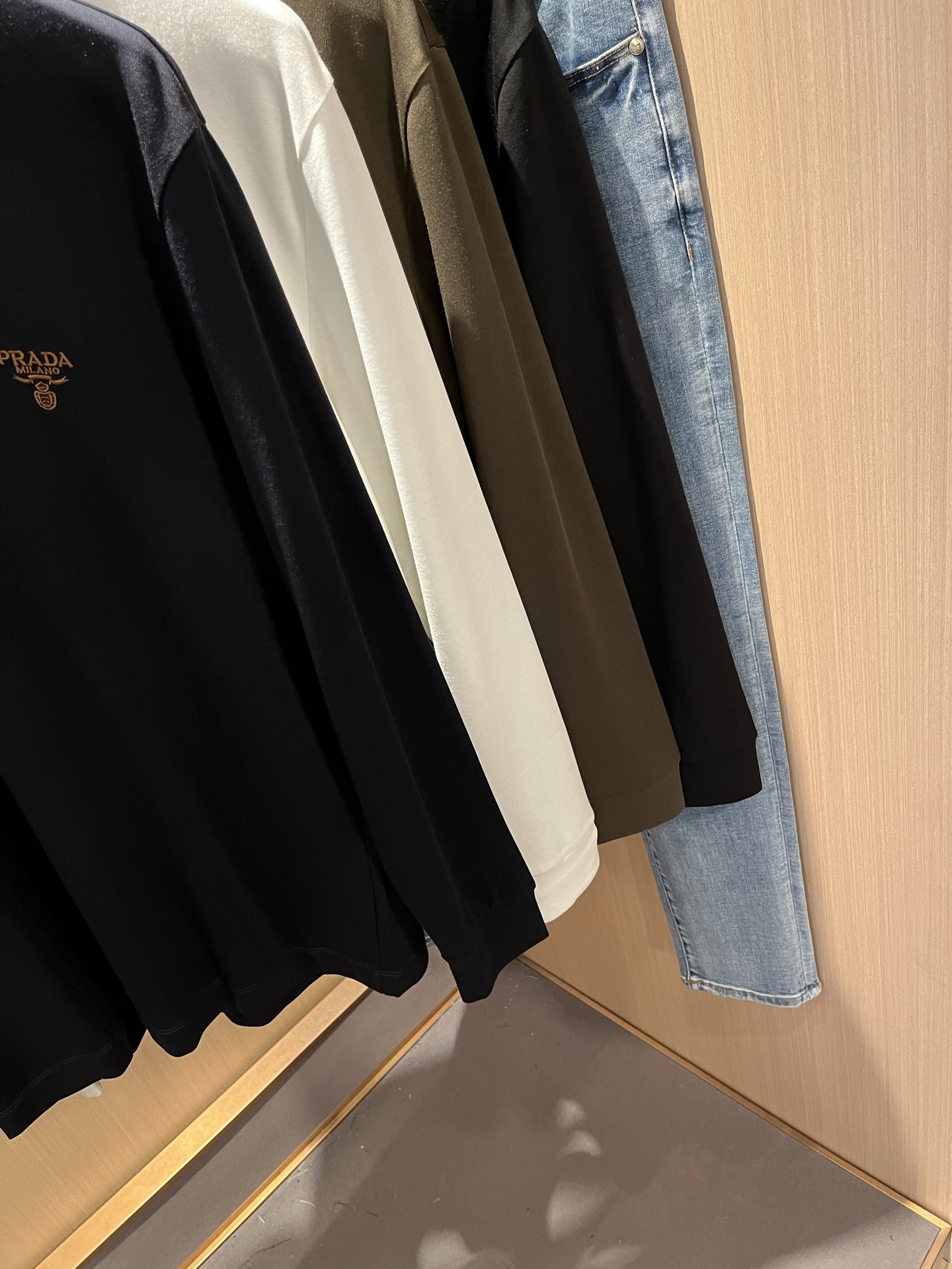 PRAD*A普*达2025秋冬新款男士长袖打底衫，最新款全网独家首上！！~既经典有时尚百搭，谁不爱啊，将