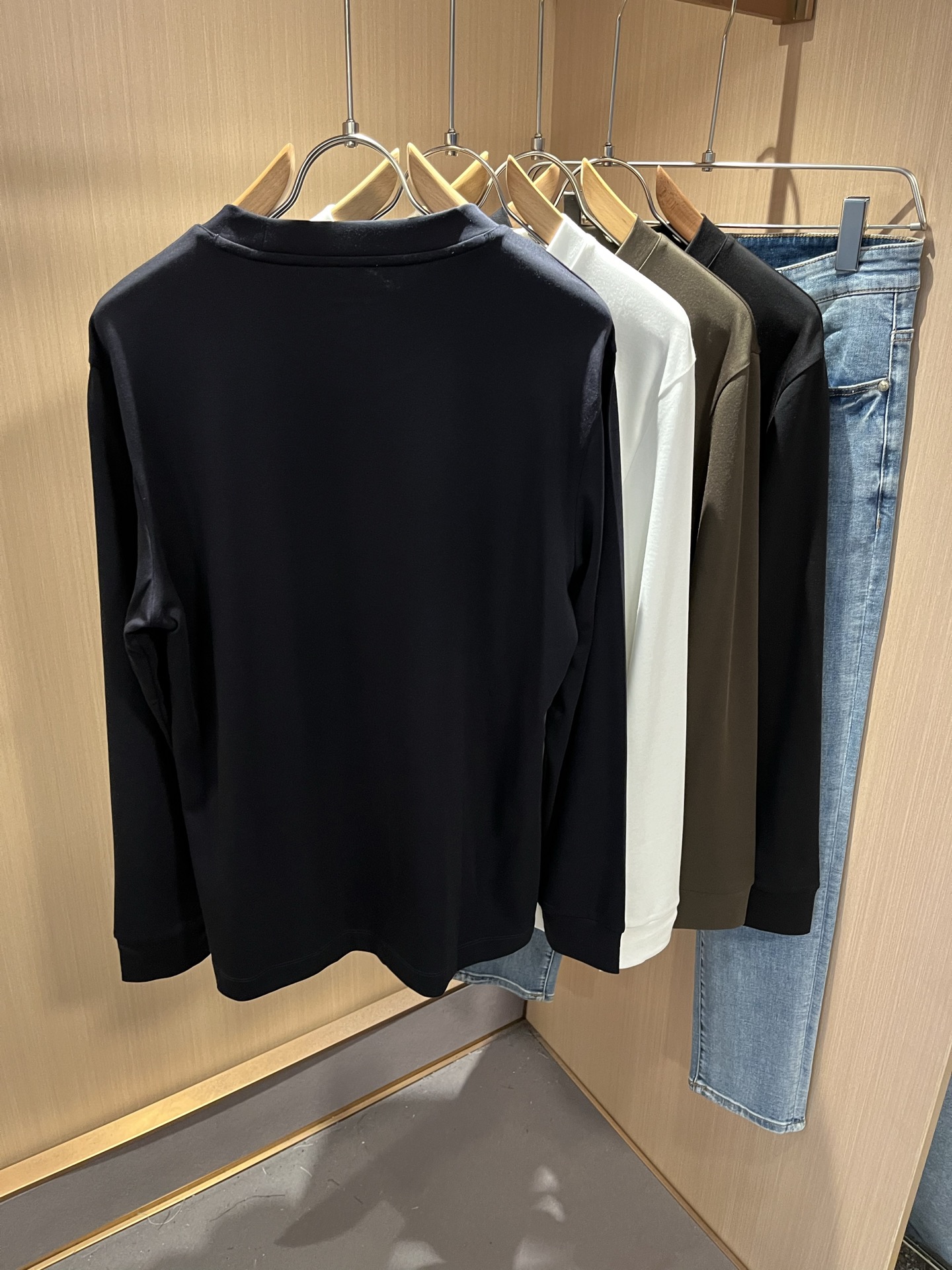 PRAD*A普*达2025秋冬新款男士长袖打底衫，最新款全网独家首上！！~既经典有时尚百搭，谁不爱啊，将