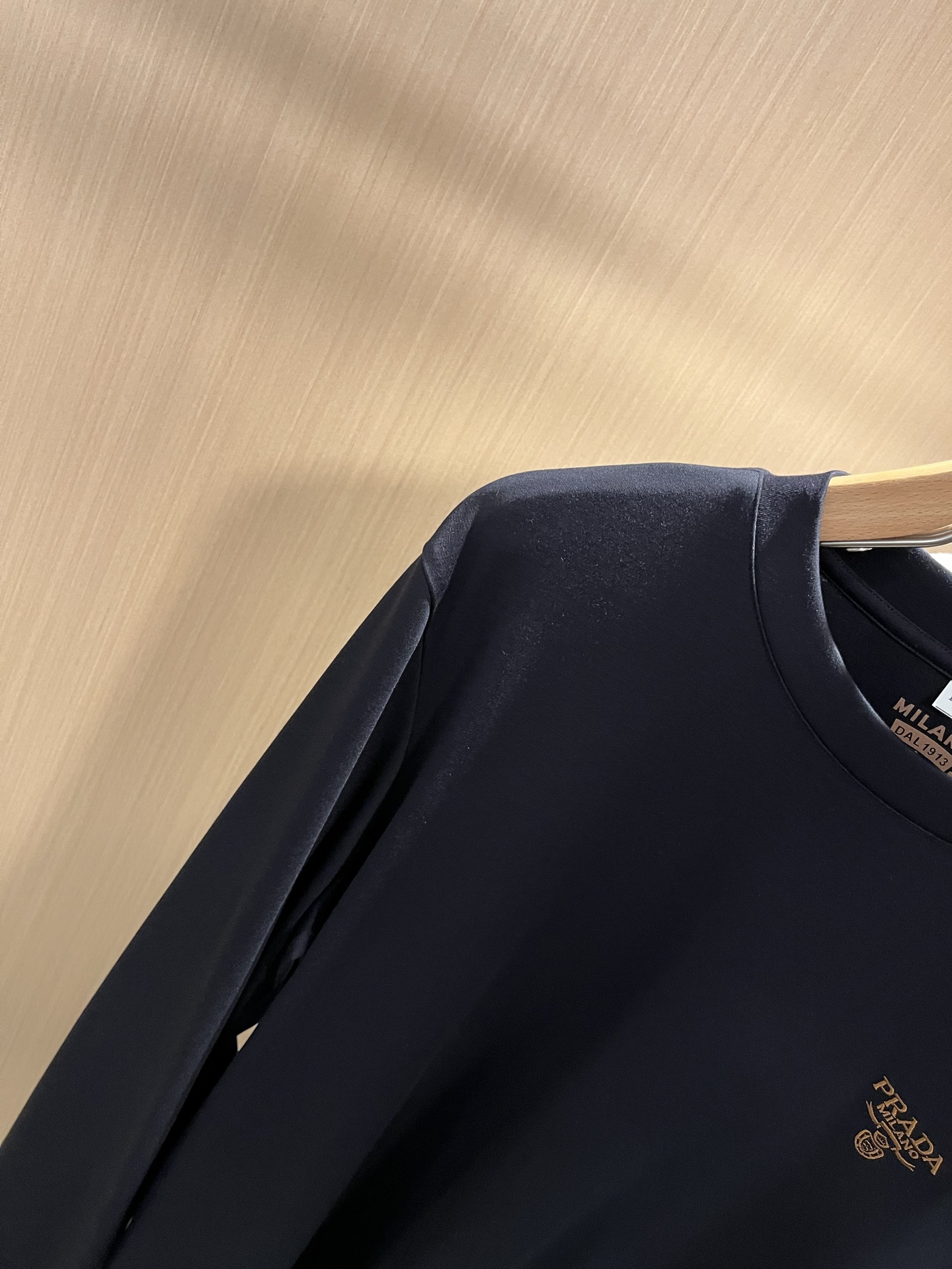 PRAD*A普*达2025秋冬新款男士长袖打底衫，最新款全网独家首上！！~既经典有时尚百搭，谁不爱啊，将