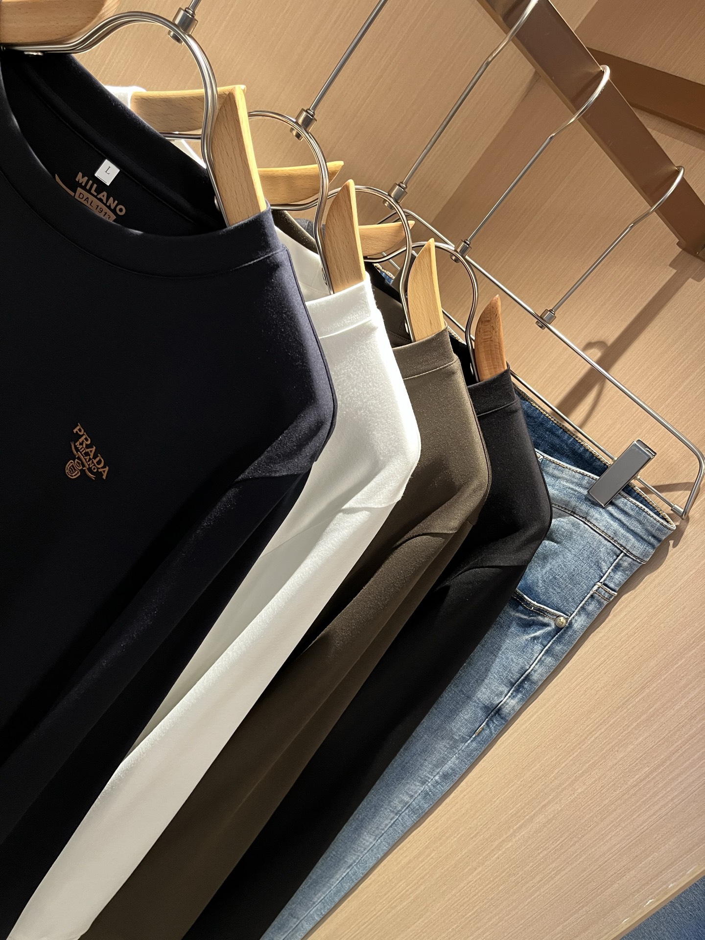 PRAD*A普*达2025秋冬新款男士长袖打底衫，最新款全网独家首上！！~既经典有时尚百搭，谁不爱啊，将