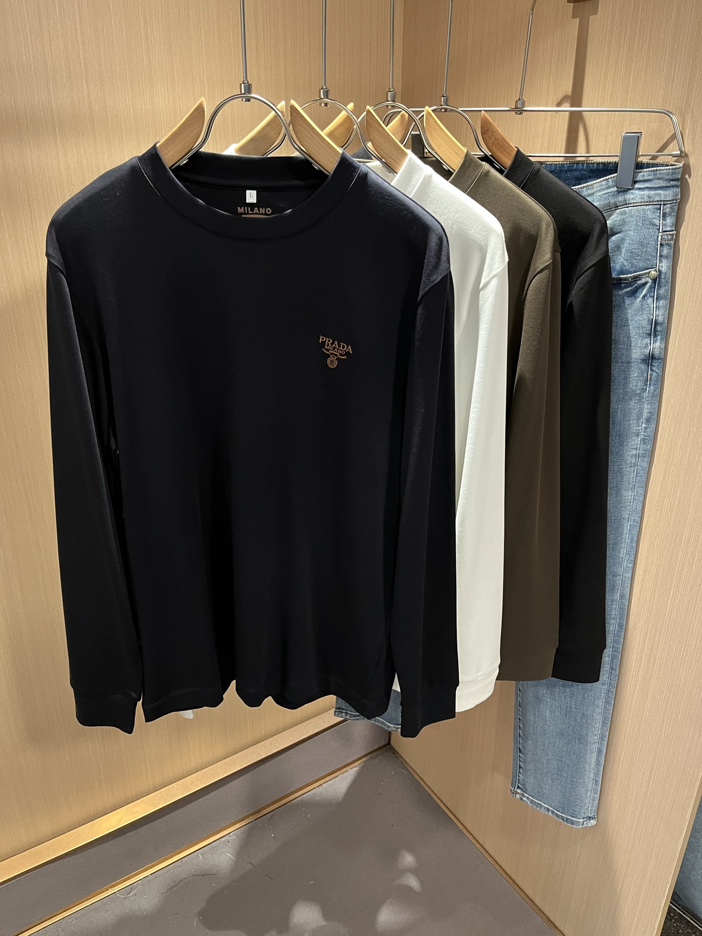 PRAD*A普*达2025秋冬新款男士长袖打底衫，最新款全网独家首上！！~既经典有时尚百搭，谁不爱啊，将