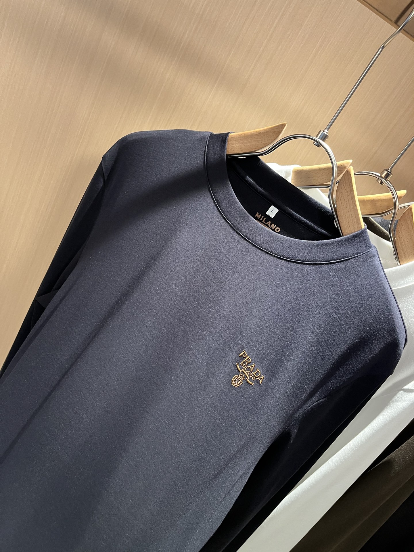 PRAD*A普*达2025秋冬新款男士长袖打底衫，最新款全网独家首上！！~既经典有时尚百搭，谁不爱啊，将