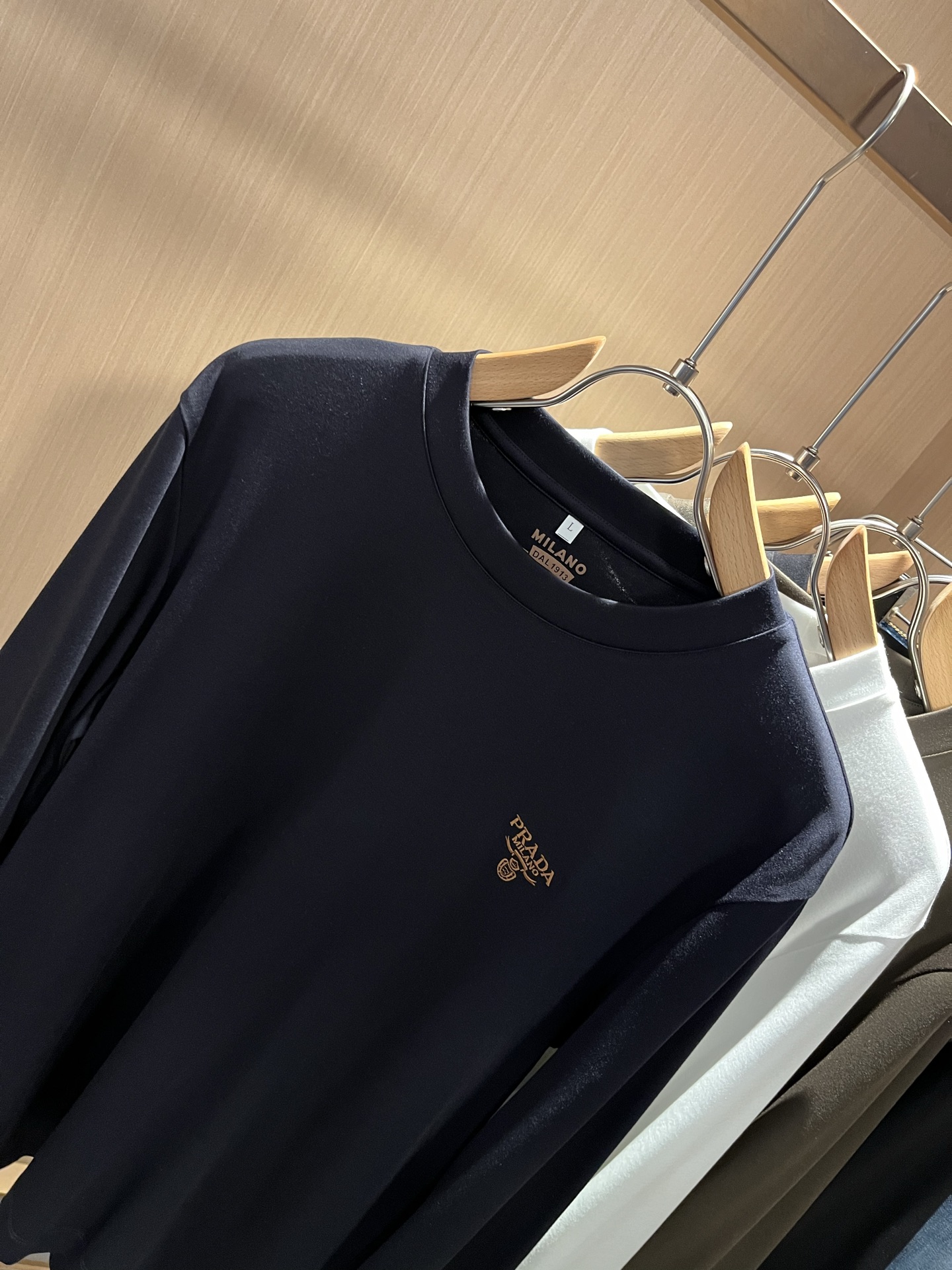 PRAD*A普*达2025秋冬新款男士长袖打底衫，最新款全网独家首上！！~既经典有时尚百搭，谁不爱啊，将