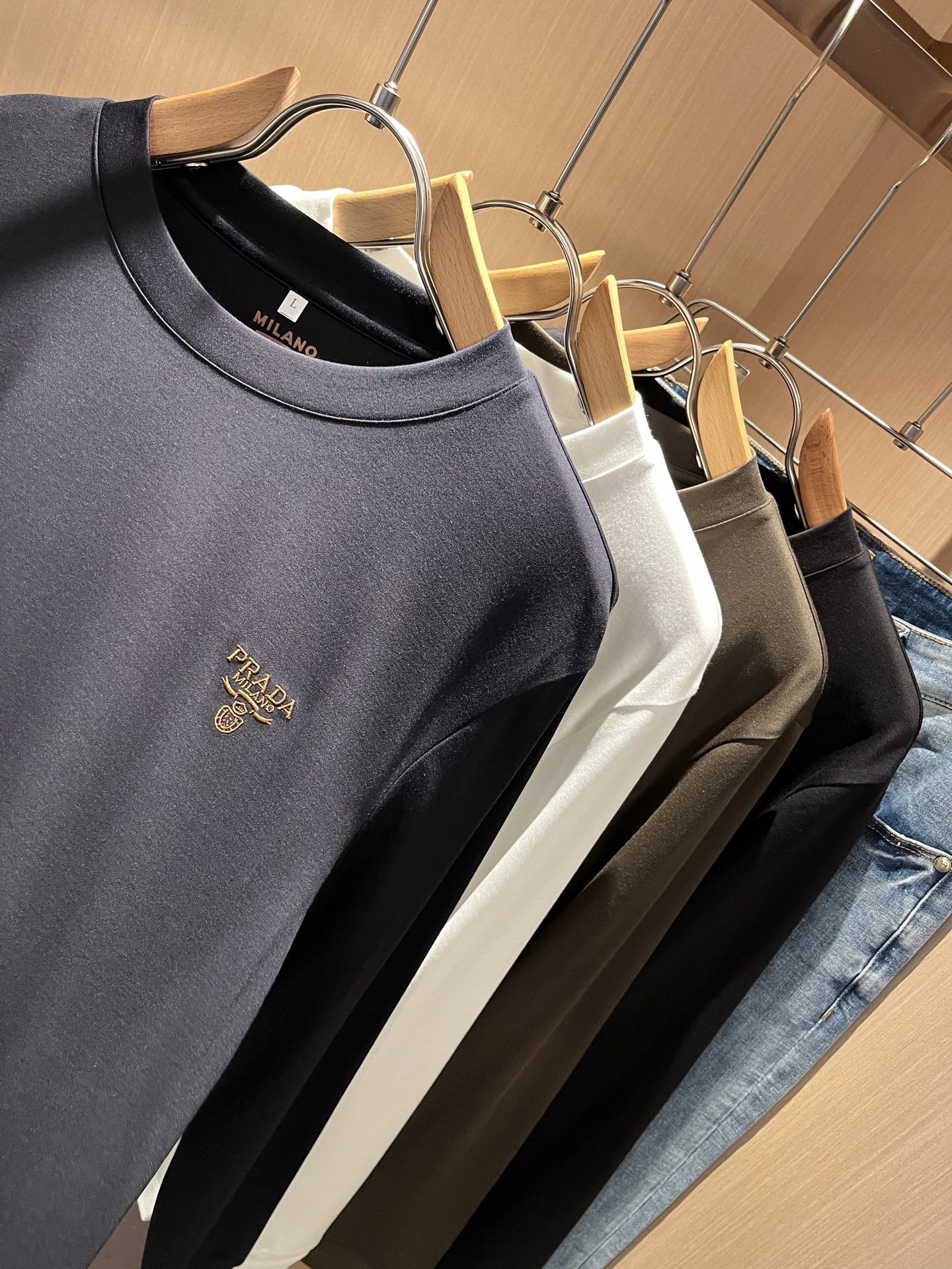 PRAD*A普*达2025秋冬新款男士长袖打底衫，最新款全网独家首上！！~既经典有时尚百搭，谁不爱啊，将