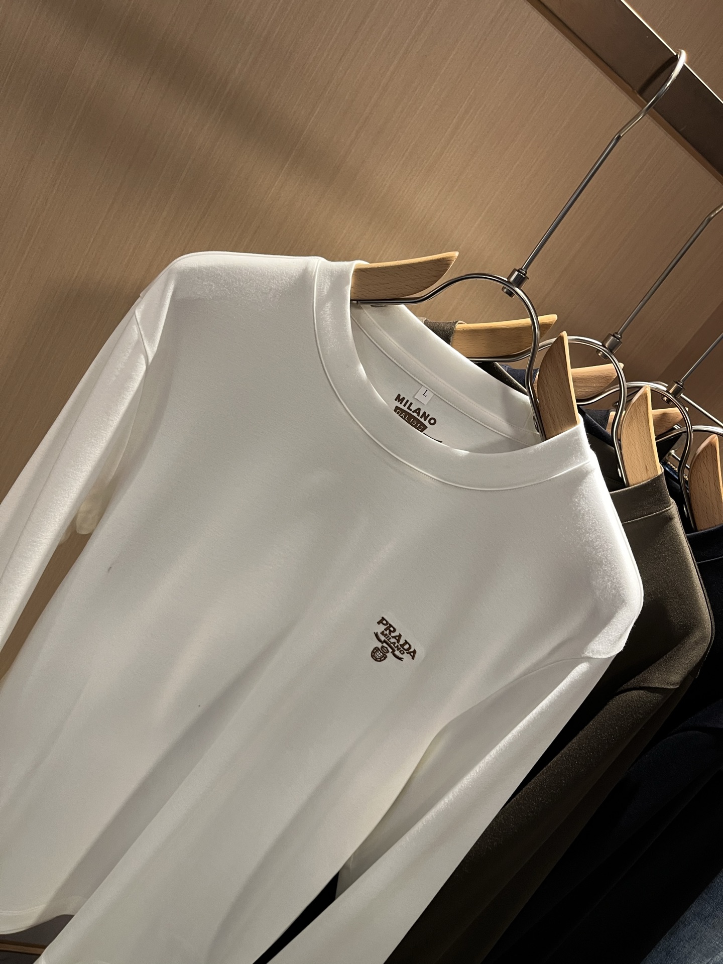 PRAD*A普*达2025秋冬新款男士长袖打底衫，最新款全网独家首上！！~既经典有时尚百搭，谁不爱啊，将