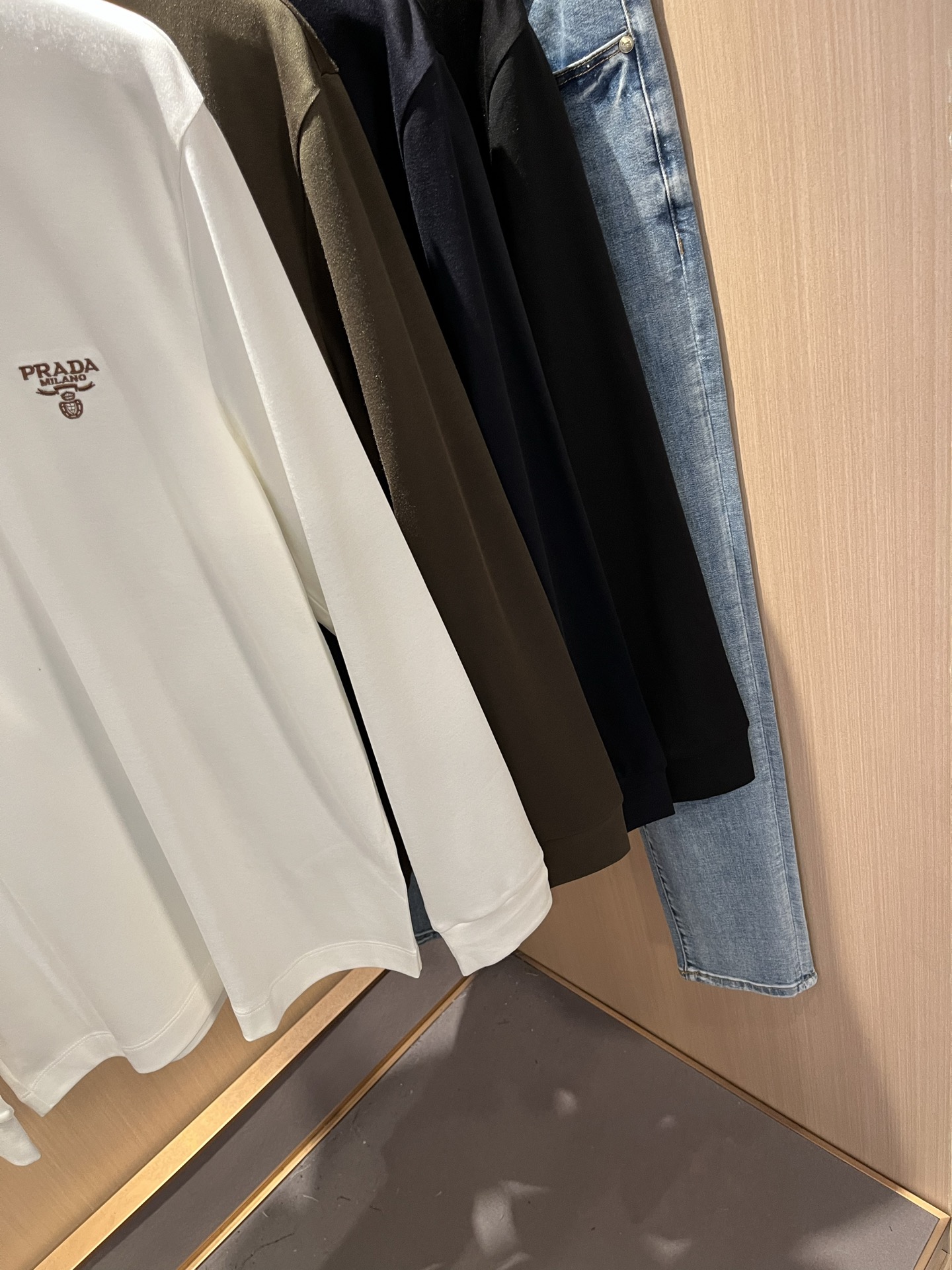 PRAD*A普*达2025秋冬新款男士长袖打底衫，最新款全网独家首上！！~既经典有时尚百搭，谁不爱啊，将