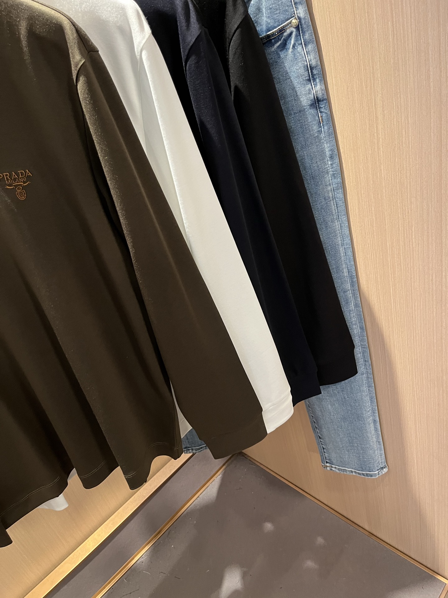 PRAD*A普*达2025秋冬新款男士长袖打底衫，最新款全网独家首上！！~既经典有时尚百搭，谁不爱啊，将
