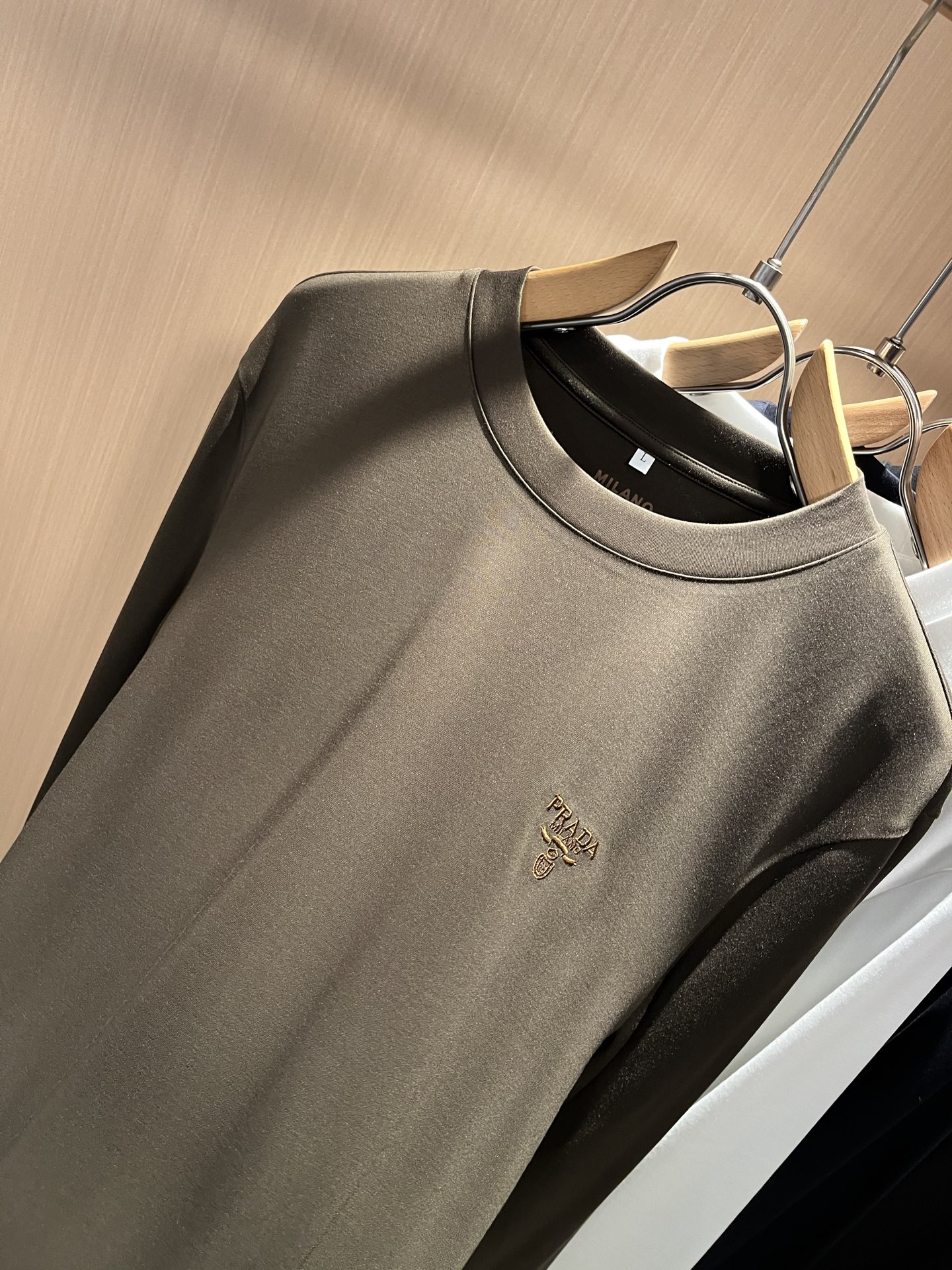 PRAD*A普*达2025秋冬新款男士长袖打底衫，最新款全网独家首上！！~既经典有时尚百搭，谁不爱啊，将