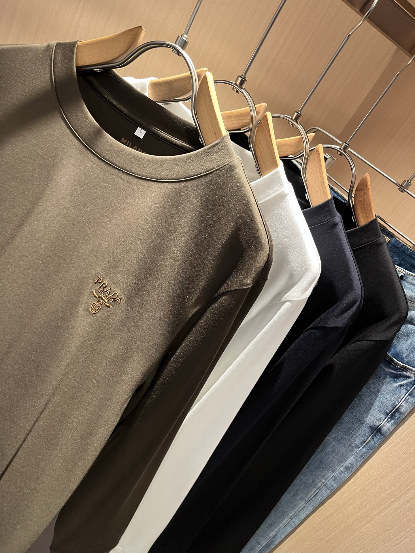 PRAD*A普*达2025秋冬新款男士长袖打底衫，最新款全网独家首上！！~既经典有时尚百搭，谁不爱啊，将