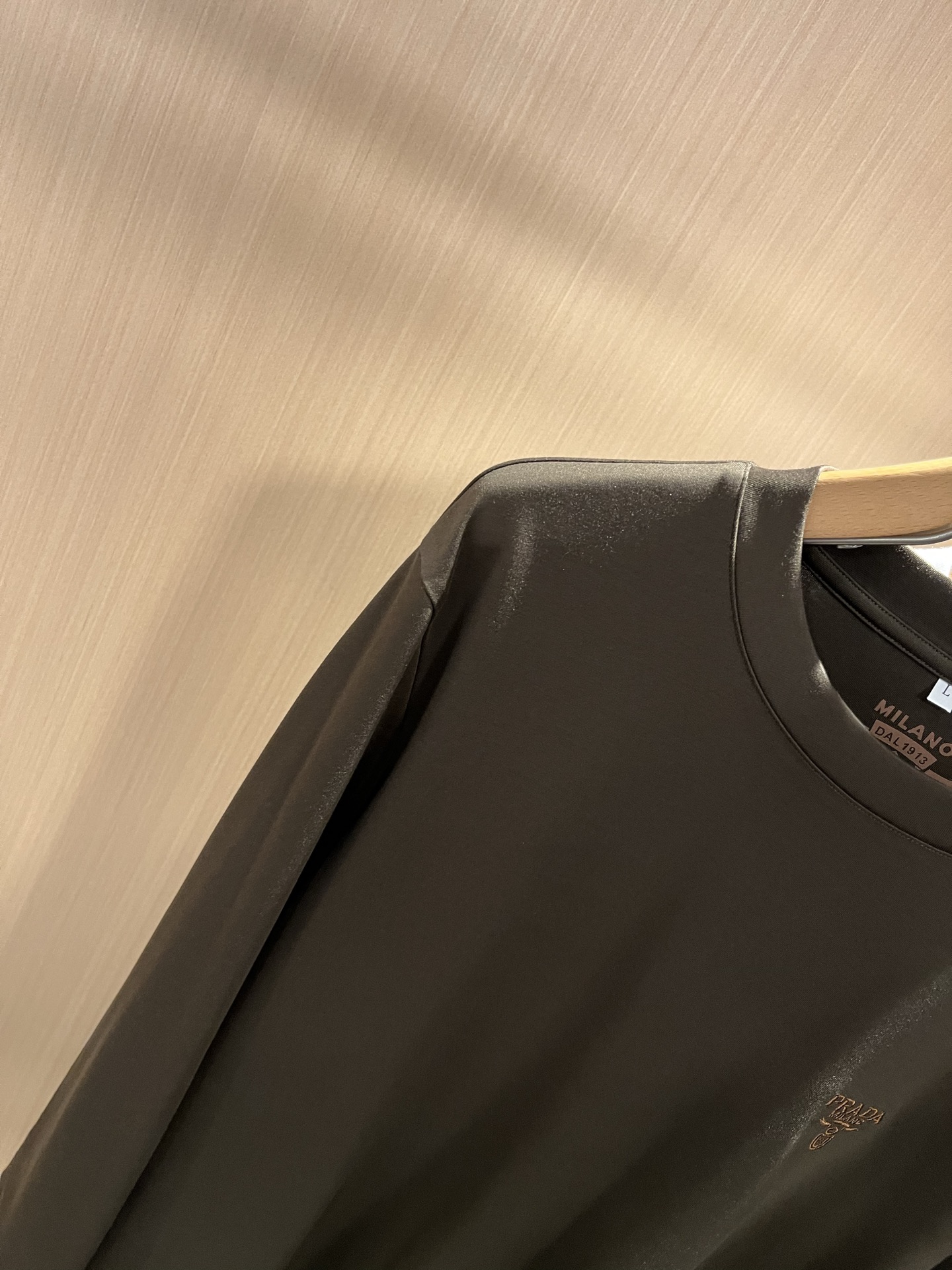 PRAD*A普*达2025秋冬新款男士长袖打底衫，最新款全网独家首上！！~既经典有时尚百搭，谁不爱啊，将