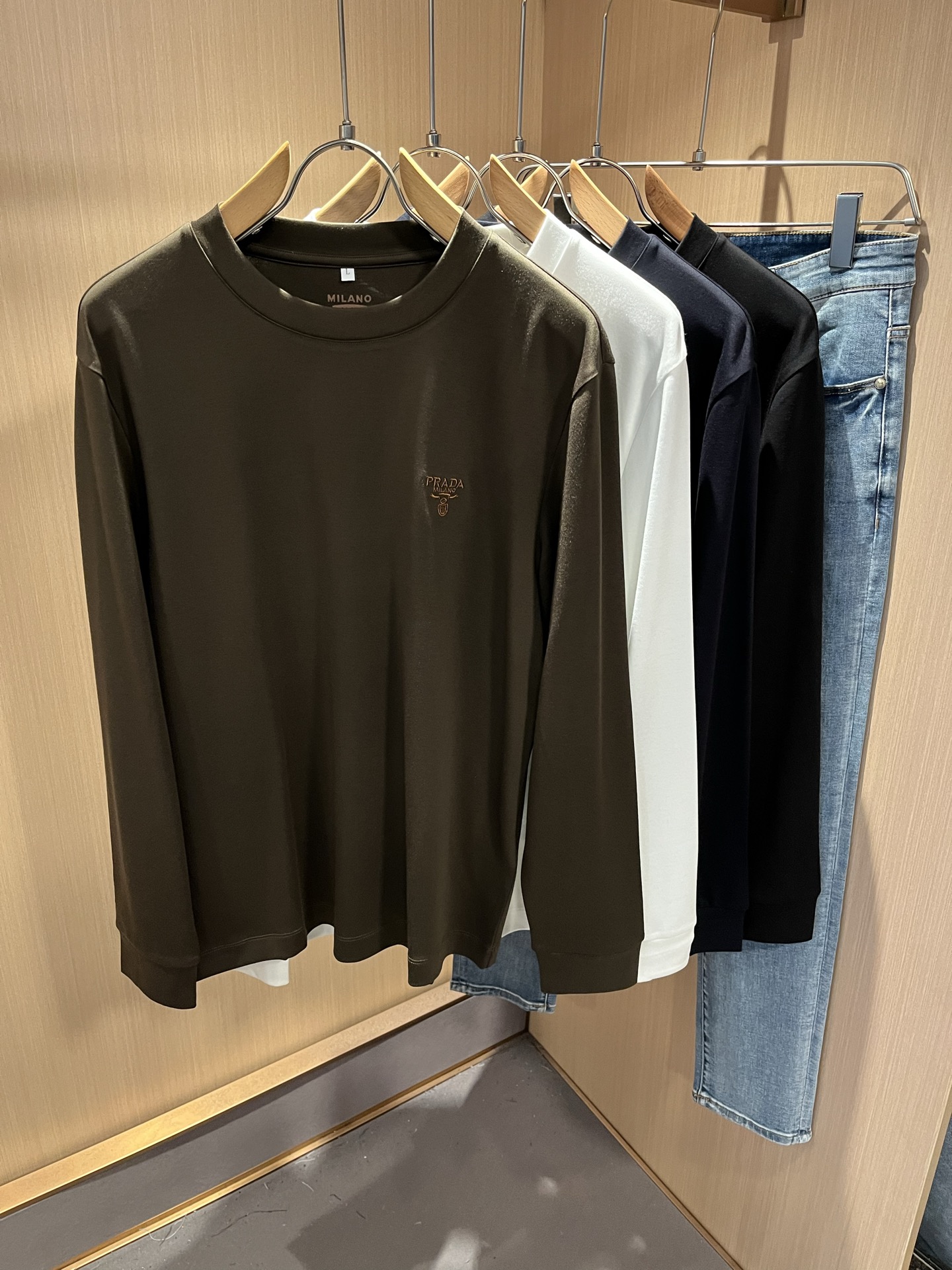 PRAD*A普*达2025秋冬新款男士长袖打底衫，最新款全网独家首上！！~既经典有时尚百搭，谁不爱啊，将