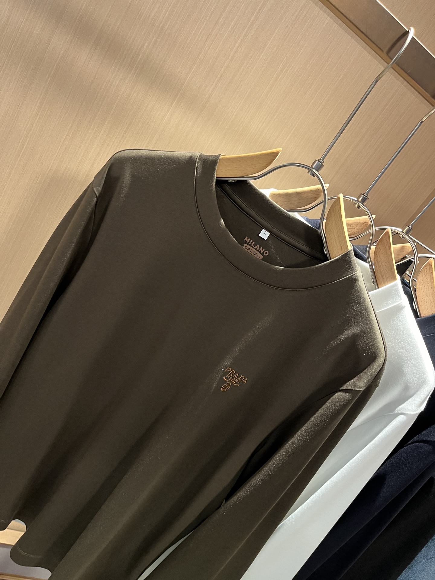 PRAD*A普*达2025秋冬新款男士长袖打底衫，最新款全网独家首上！！~既经典有时尚百搭，谁不爱啊，将