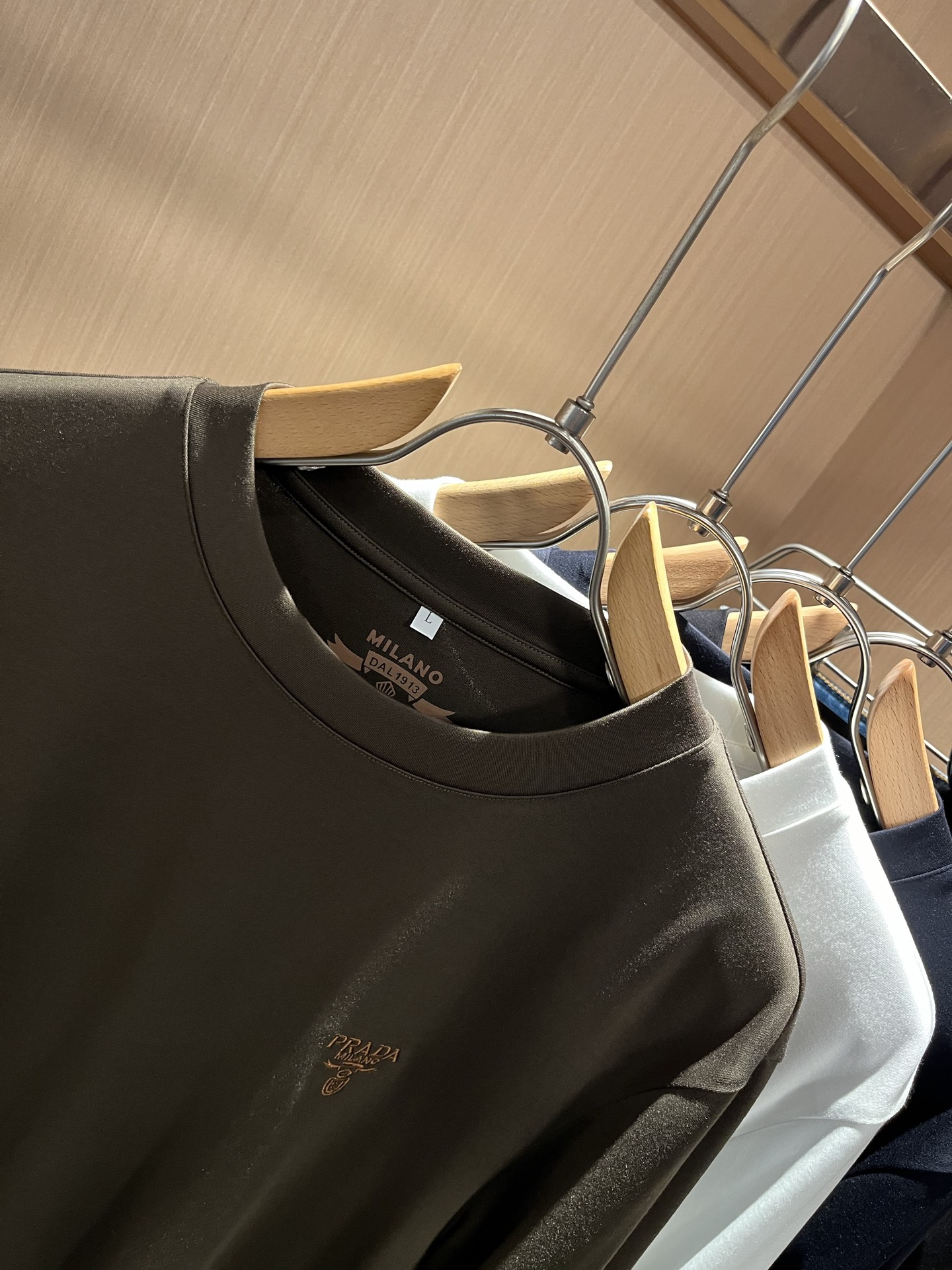 PRAD*A普*达2025秋冬新款男士长袖打底衫，最新款全网独家首上！！~既经典有时尚百搭，谁不爱啊，将