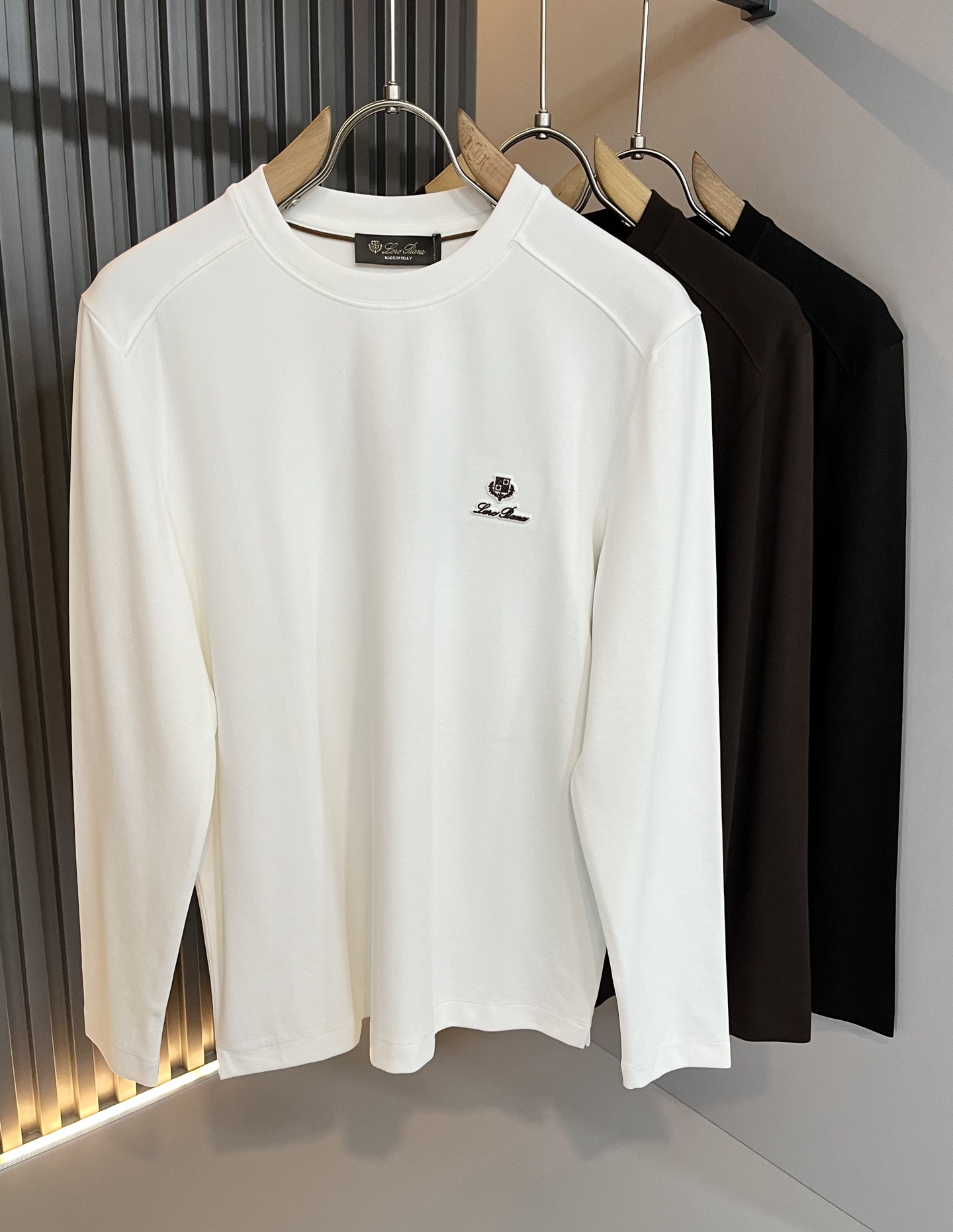 NO:522156,Loro Piana Nuoyou Pianya The latest trade order short-sleeved T-shirt for men in 2025 autumn and winter, full quality!  !  Internet celebrity style!  Use logo pattern to press glue design!  The upper body is comfortable and breathable, not stiff, and the overall three-dimensional feeling is rich, with quality export orders, customized exclusive fabric tailoring to meet the simple needs of commuters for dressing. The upper body is very effective, it looks slim and not picky about the figure. The fabric workmanship... Improper, good craftsmanship can make you look good and tasteful, a must-have item for everyone!  Size M-3XL, loro piana, T-shirt,tees, t-shirt,alexander wang19860909Loro Piana诺悠翩雅 2025秋冬男士最新的贸易订单短袖T恤,全品相！！网红款！采用logo图案压胶设计！上身舒适透气,不僵硬,整体有着丰富的立体感,品质出口订单,定制专属面料剪裁,满足通勤人们对于着装的简约需求,上身效果很好,显瘦,不挑剔身材.面料做工....无可挑剔,好工艺好面料才能穿出好品味一款,人手必备单品！尺码M-3XL,,loro piana,T-shirt,tees，t-shirt,alexander wang,Men's clothing