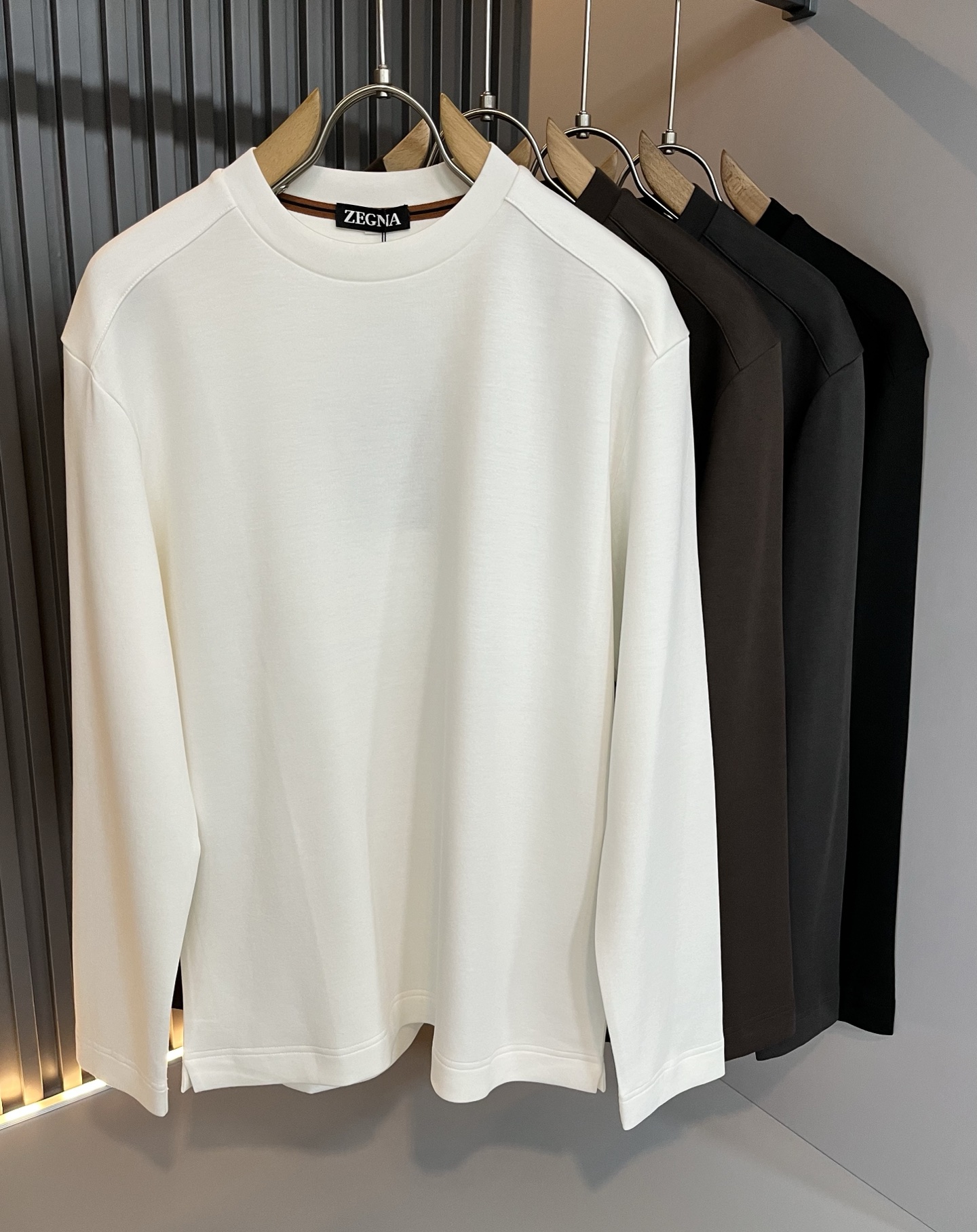 NO:522143,Ermenegildo Zeg*aJia 2025 autumn and winter new products for men's long-sleeved casual base shirt, foreign trade company order!  It is one of the classic exclusive fabrics of Zenia!  Customized original cotton fabric!  Back web pressing logo design!  The texture is warm, the touch is soft and delicate, but the shape is straight and stylish!  Details, extreme luxury... Perfect interpretation of high-quality quality. Size M-3XL, zegna, alexander wang19860909Ermenegildo Zeg*a杰*亚 2025秋冬新品男士长袖休闲打底衫,外贸公司订单！是杰尼亚经典的专有织物之一！ 定制原版纯棉面料！后幅压胶logo设计！质地保暖,触感又柔软细腻、但型态又笔挺有型！ 细节、奢华极致… 完美演绎高品质品相.尺码M-3XL,,zegna,alexander wang,Men's clothing