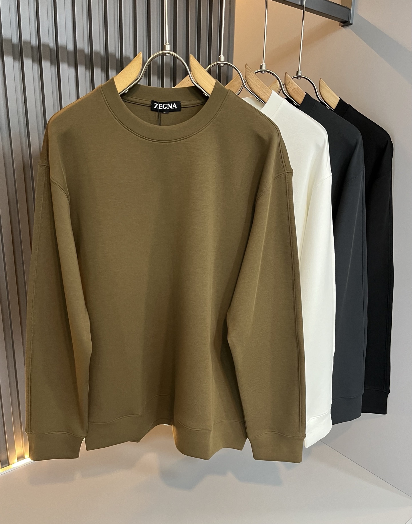 NO:522153,Ermenegildo Zeg*aJia 2025 autumn and winter new men's casual sweatshirt, the finale of the channel goods have appeared!  !  Sold simultaneously at the counter!  It is no exaggeration to say that this trouser is made from the original OEM channel, not a bragging original OEM, but is a product from the domestic ready-to-wear OEM factory officially authorized by Jenia!  Therefore, the ratio of quantity and size is extremely short, so you can earn it if you grab it!  The best trousers in autumn and winter are officially unveiled!  !  !  !  !  !  Zegna's things have always been one of the only essential outfits for successful business people!  Not everyone can easily surpass the brand's high-end style and its own strong aura. No matter which season the style is, it is a standard temperament!  However, the fabric style is between business and daily wear, so there is only Jenya, who focuses on men's business and leisure!  Whether you wear this style in a casual occasion or in a business occasion, you must wear it well and be able to wear it to your own taste!  Pants that give yourself unlimited points!  Size M-3XL, zegna, hoodie, sweatshirts, alexander wang19860909Ermenegildo Zeg*a杰*亚 2025秋冬新款男士休闲卫衣,压轴的渠道货出现了！！柜台同步销售！ 毫不夸张的说,此款裤装是原厂代工渠道的货,并不是吹牛的原厂代工,完全是由杰尼亚官方授权的国内成衣代工厂出来的产品！所以数量跟尺码配比都极度紧缺,抢到就是赚到！秋冬最好的裤装正式揭幕！！！！！！Zegna的东西,从来都是成功商务人士的专属必备行头之一！品牌高级的格调以及自带强大的气场并不是所有人都能轻易凌驾的.无论哪季的款式都是都是气质标配！但是面料版型又介乎于商务休闲跟日常穿着之间,也就只有专注于男装商务休闲的杰尼亚了！不论您是休闲场合穿搭,或者商务场合此款都能搭配的恰到好处要穿,就必须穿好的,能穿出属于自己品味的！给自己无限加分的裤子！尺码M-3XL,,zegna,hoodie,sweatshirts,alexander wang,Men's clothing