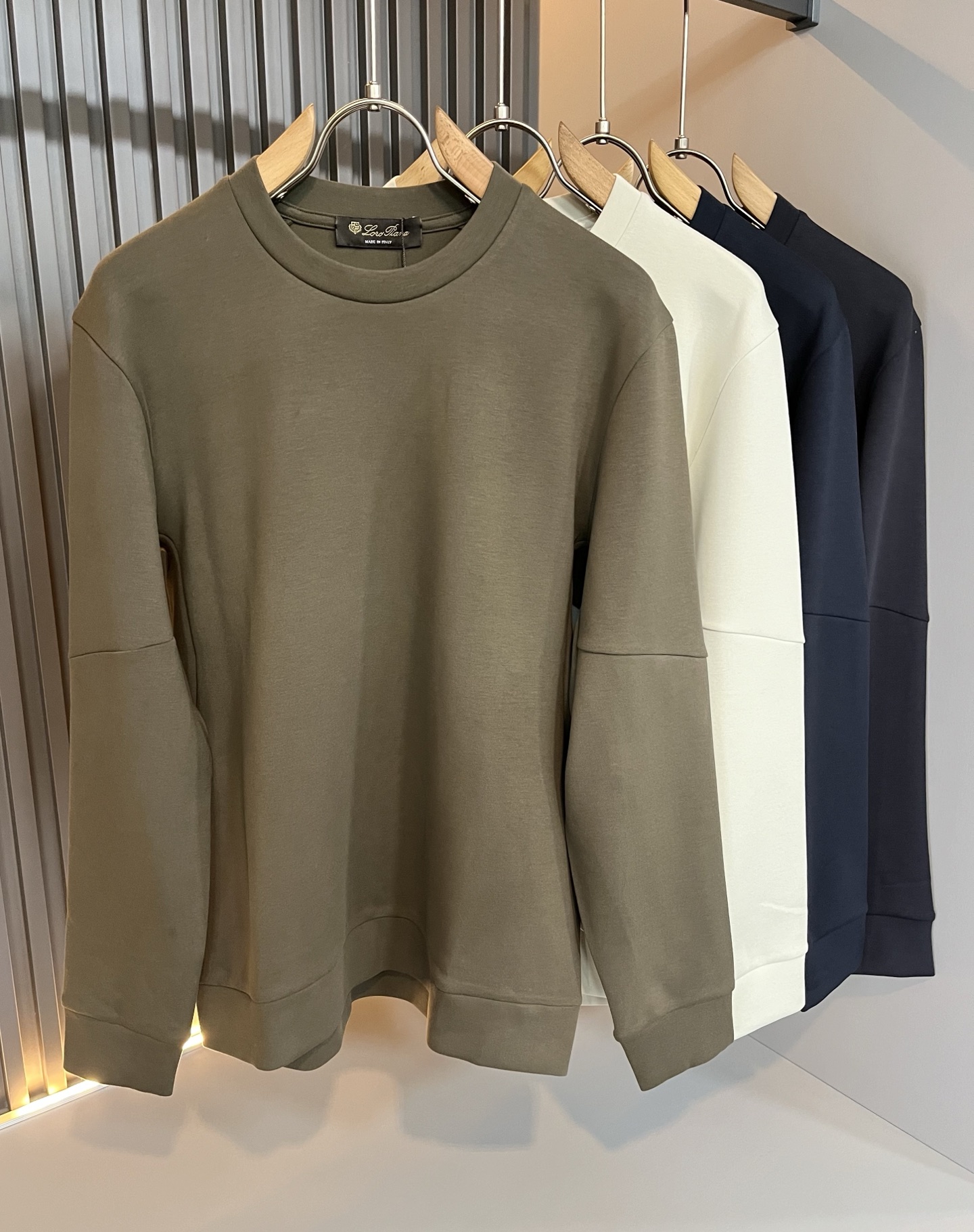 NO:522149,Loro Piana Nuoyou Pianya 2025 autumn and winter new men's sweatshirts, foreign trade company orders!  Customer-supplied baby lint cotton material, one of the classic proprietary fabrics!  The texture is light, soft and delicate, but the shape is straight and stylish!  Adopt multi-layer structure and windproof performance. Details and ultimate luxury... Perfectly interpret high-quality quality. Size M-4XL, loro piana, hoodie, sweatshirts, alexander wang19860909Loro Piana诺悠翩雅 2025秋冬新品男士卫衣,外贸公司订单！客供婴儿绒棉材质,经典的专有织物之一！ 质地轻盈、触感又柔软细腻、但型态又笔挺有型！ 采用多层结构、具备防风性能. 细节、奢华极致… 完美演绎高品质品相.尺码M-4XL,,loro piana,hoodie,sweatshirts,alexander wang,Men's clothing