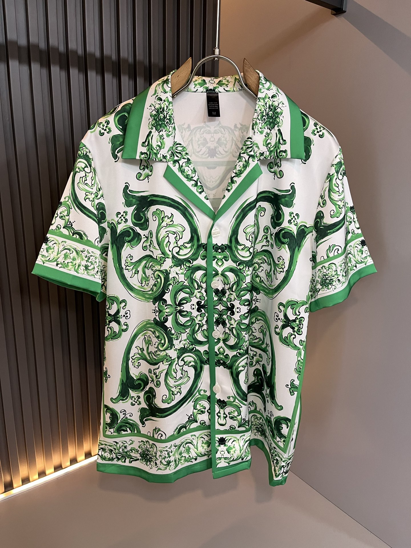 NO:522152,VERS*CE/Fan*zhe 2025 spring and summer new product original single pajama silk set VERS*CE/Fan*zhe Trading company channel product value recommendation, panoramic printed letter pattern logo pattern decoration is extremely exquisite to highlight the gradient effect!  The heavy craftsmanship is created with a strong sense of three-dimensionality, and only advanced German equipment can be made, highlighting the invincible visual luxury, with a very high craftsmanship level and a very important craftsmanship!  Customer-supplied imported silk fabrics, excellent skin-friendly, extremely perfect details, impeccable, excellent upper body effect, very eye-catching, unquestionable, excellent return rate, excellent items in the closet to improve vision, are very handsome, whether they are worn inside or alone. Size M-3XL, versace, real silk, alexander wang19860909VERS*CE/范*哲 2025春夏新品原单睡衣真丝套装VERS*CE/范*哲 贸易公司渠道 产品 值的推荐 ,全景印花字母花纹logo图案装饰极为精致凸显渐变效果！重磅工艺打造,立体感极强,唯有德国先进设备方能制作,凸显了视觉无敌的震撼奢华,工艺水准极高,非常重工匠心！客供进口真丝面料,亲肤性绝佳,细节极致完美,无可挑剔,上身效果非常出色,非常招眼吸睛,回头率毋庸置疑,衣橱里改良视觉的绝佳单品,无论内搭还是单穿都爆帅十足.尺码M-3XL,,versace,real silk,alexander wang,Men's clothing