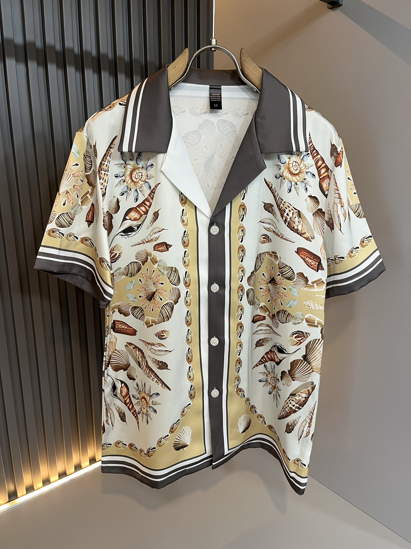 NO:522139,Louis Vuit*on 2025 spring and summer new light luxury casual set, men and women's same pajamas set!  The new high-end Louis family has always been so flawless, and creative designs are emerging one after another. If you don’t buy a few Louis items this spring and summer, you are not considered a fashion expert. The logo design of the clothes logo!  Custom silk fabric!  The iconic elements of Louis are really something that everyone loves. They are super soft and resilient, from world-class trade-level OEM channels, with extremely rare quantity and no help after selling out. Monogram three-dimensional logo presents an extraordinary texture, clean and neat. This is the Louis family's unique skill and the latest craftsmanship this quarter. The degree of meticulousness has reached the top, and the loose cut style design is unique. It is a fusion of luxury and fashion!  Size M-3XL, louis vuitton,louis vuitton,alexander wang19860909Louis Vuit*on 路易家族 2025春夏新款轻奢休闲套装,男女同款睡衣套装！路易家族的新高端,细节品质永远的那么完美无瑕,创意设计层出不穷.今年春夏季节没有入手几件路易你算不上时尚达人.衣身标识logo图案设计！定制丝绸面料！诠释路易的标志性元素,实属人见人爱的东西.超级柔软且具有韧性,来自世界级贸易级别的代工厂渠道,数量极其稀少售完无补.Monogram立体Logo呈现不一般的质感,干净俐落.这是路易家族的看家绝活也是本季度的最新工艺.细致化程度已经达到顶端了,宽松剪裁的版型设计堪称一绝.属于奢华与时尚的融合！尺码M-3XL,,louis vuitton,louis vuitton,alexander wang,Men's clothing