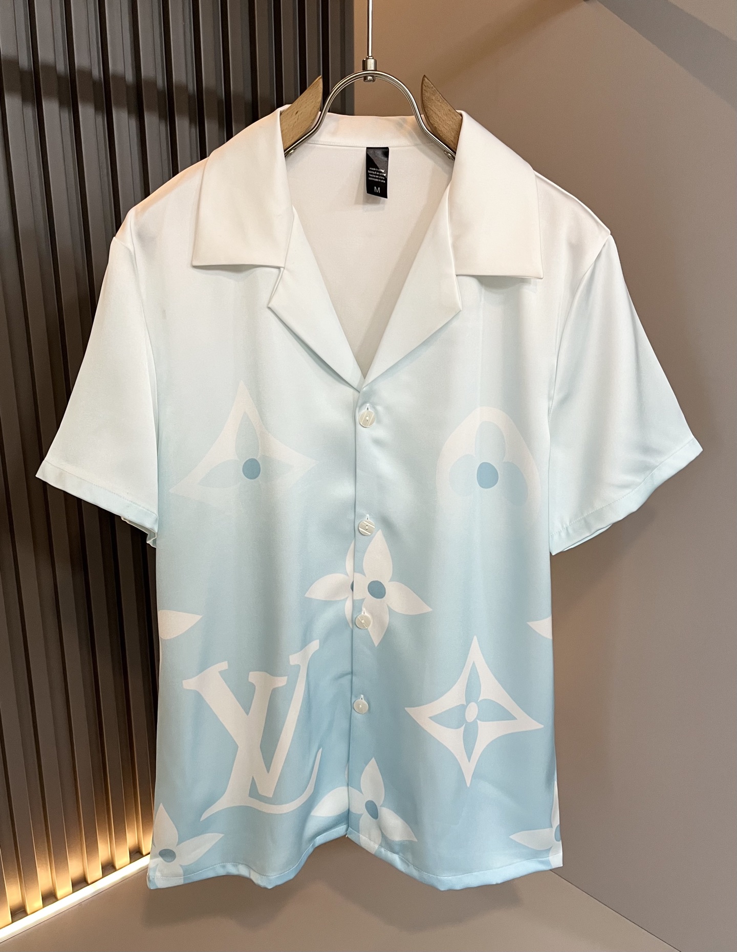 NO:522145,Louis Vuit*on Louis Family New Monogram Series 2025 Spring and Summer!  Light luxury casual suit, pajamas set for the same style for men and women!  The new high-end Louis family, the details and quality are always flawless, and creative designs are emerging one after another. If you don’t buy a few pieces of Louis this spring and summer, you are not considered a fashion expert. Monogram logo design for clothes!  Custom silk fabric!  The iconic elements of Louis are really something that everyone loves. They are super soft and resilient, from world-class trade-level OEM channels, with extremely rare quantity and no help after selling out. Monogram three-dimensional logo presents an extraordinary texture, clean and neat. This is the Louis family's unique skill and the latest craftsmanship this quarter. The degree of meticulousness has reached the top, and the loose cut style design is unique. It is a fusion of luxury and fashion!  Size M-3XL, louis vuitton,louis vuitton,alexander wang19860909Louis Vuit*on 路易家族 2025春夏新款Monogram系列！轻奢休闲套装,男女同款睡衣套装！路易家族的新高端,细节品质永远的那么完美无瑕,创意设计层出不穷.今年春夏季节没有入手几件路易你算不上时尚达人.衣身Monogram 标识logo图案设计！定制丝绸面料！诠释路易的标志性元素,实属人见人爱的东西.超级柔软且具有韧性,来自世界级贸易级别的代工厂渠道,数量极其稀少售完无补.Monogram立体Logo呈现不一般的质感,干净俐落.这是路易家族的看家绝活也是本季度的最新工艺.细致化程度已经达到顶端了,宽松剪裁的版型设计堪称一绝.属于奢华与时尚的融合！尺码M-3XL,,louis vuitton,louis vuitton,alexander wang,Men's clothing