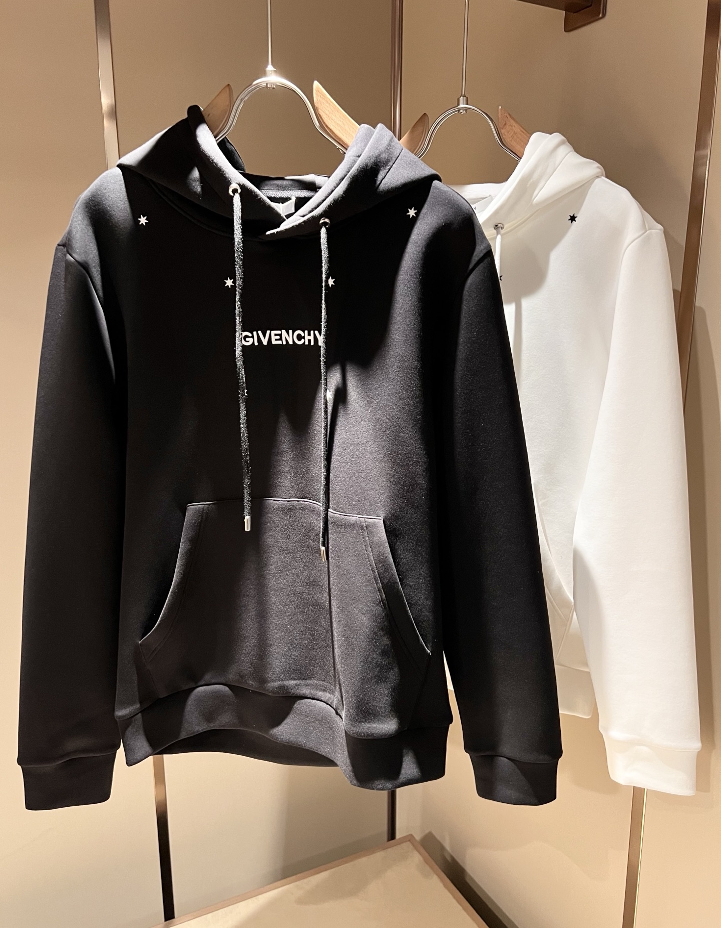 NO:522176,Giv*chy/Ji*xi's new hooded sweatshirt for men and women in autumn and winter, the main creator has injected new fashion energy into fashion. By exploring various themes and sexy charm, it is highly recognizable and leads the new street fashion trend. This model is the exclusive outstanding design element of G's family, with a logo logo pattern embroidery design!  Perfect fusion, clear and restored patterns, showing the elegant style of the brand. The original pure cotton material is made of tight and high-end fabric, and the upper body can be easily controlled, showing the casual and fashionable charm. Size S-XL, gucci, hoodie, sweatshirts, hats, alexander wang19860909Giv*chy/纪*希2025秋冬新款男女同款连帽卫衣,主创时尚注入了全新时尚能量.通过探索各种题材和性感魅力,极具辨识度,引领全新街头时尚潮流.该款是G家独家的出彩设计元素,设计标识logo图案刺绣设计！完美融合,图案清晰还原度极高,彰显品牌优雅格调.选用原版纯棉材质,面料紧实高级,上身均可轻松驾驭,展现休闲自在时尚魅力.尺码S-XL,,gucci,hoodie,sweatshirts,hats,alexander wang,Men's clothing