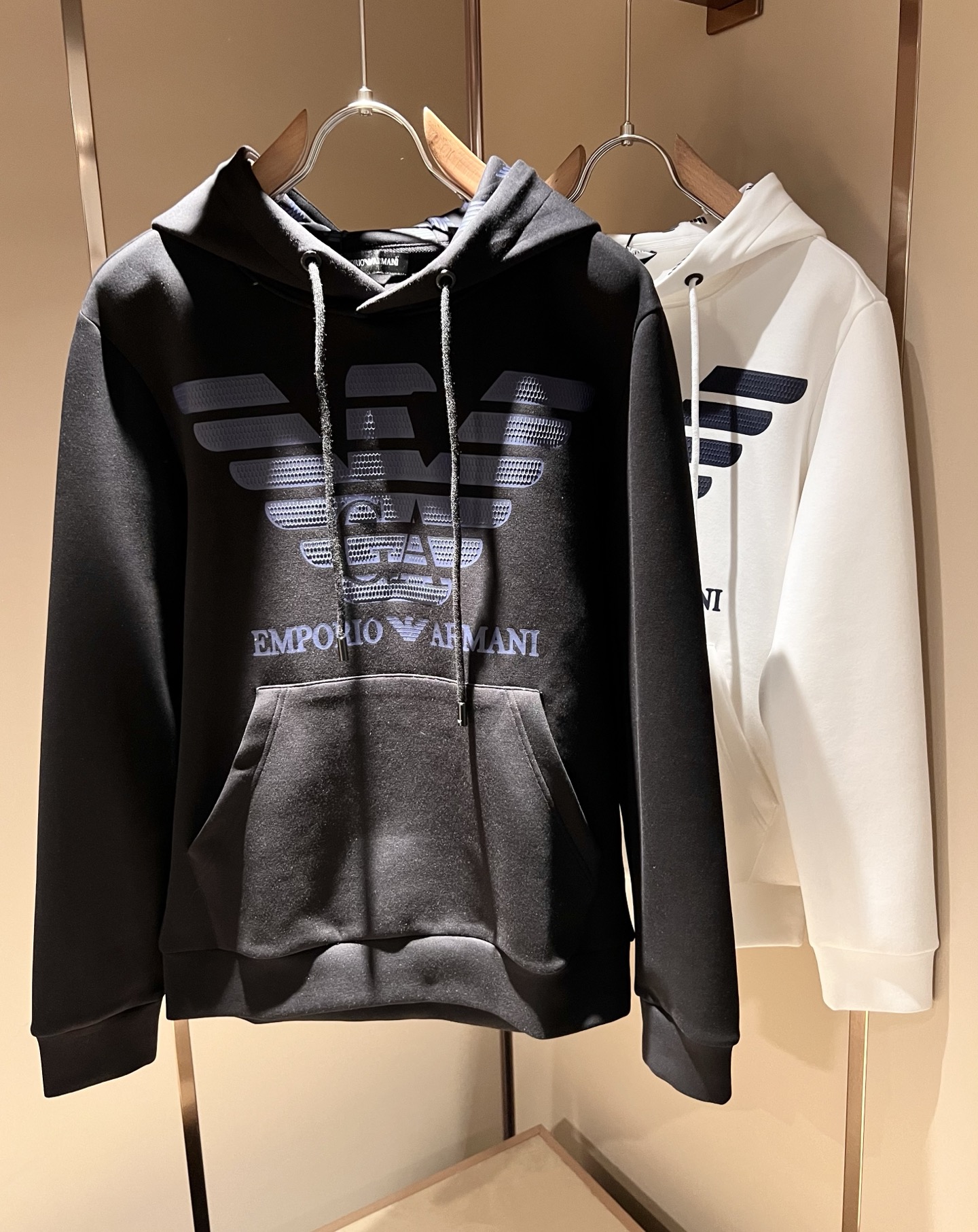 NO:522167,Arman A*ni's new 2025 autumn and winter autumn and winter men's casual long-sleeved hooded sweatshirt, original OEM factory order, logo pattern glue-pressing design!  The simple design is exquisite and elegant, amazing!  Customized original pure cotton fabric, soft and delicate feel, super comfortable on the upper body, and ultimately enjoy wearing!  Inheriting the classic styles of the past, the upper body effect comes naturally, and simple outfits do not require too many accessories. It can easily create a fashionable feeling, and the return rate will also increase. Get it at a speed!  Size S-XL, Armani,hoodie,sweatshirts,hats,alexander wang19860909Arman阿*尼2025秋冬新款男士休闲长袖连帽卫衣,原单代工厂订单,标志logo图案压胶设计！简洁的设计精致优雅,令人叹服！定制原版纯棉棉面料,手感柔软细腻,上身超级舒适,极致的穿着享受！继承着以往的经典版型,上身效果自然而来的出彩,简单穿搭无需过多的饰物,轻松搭出时尚感,回头率也会随之提升.速度入手吧！尺码S-XL,,armani,hoodie,sweatshirts,hats,alexander wang,Men's clothing