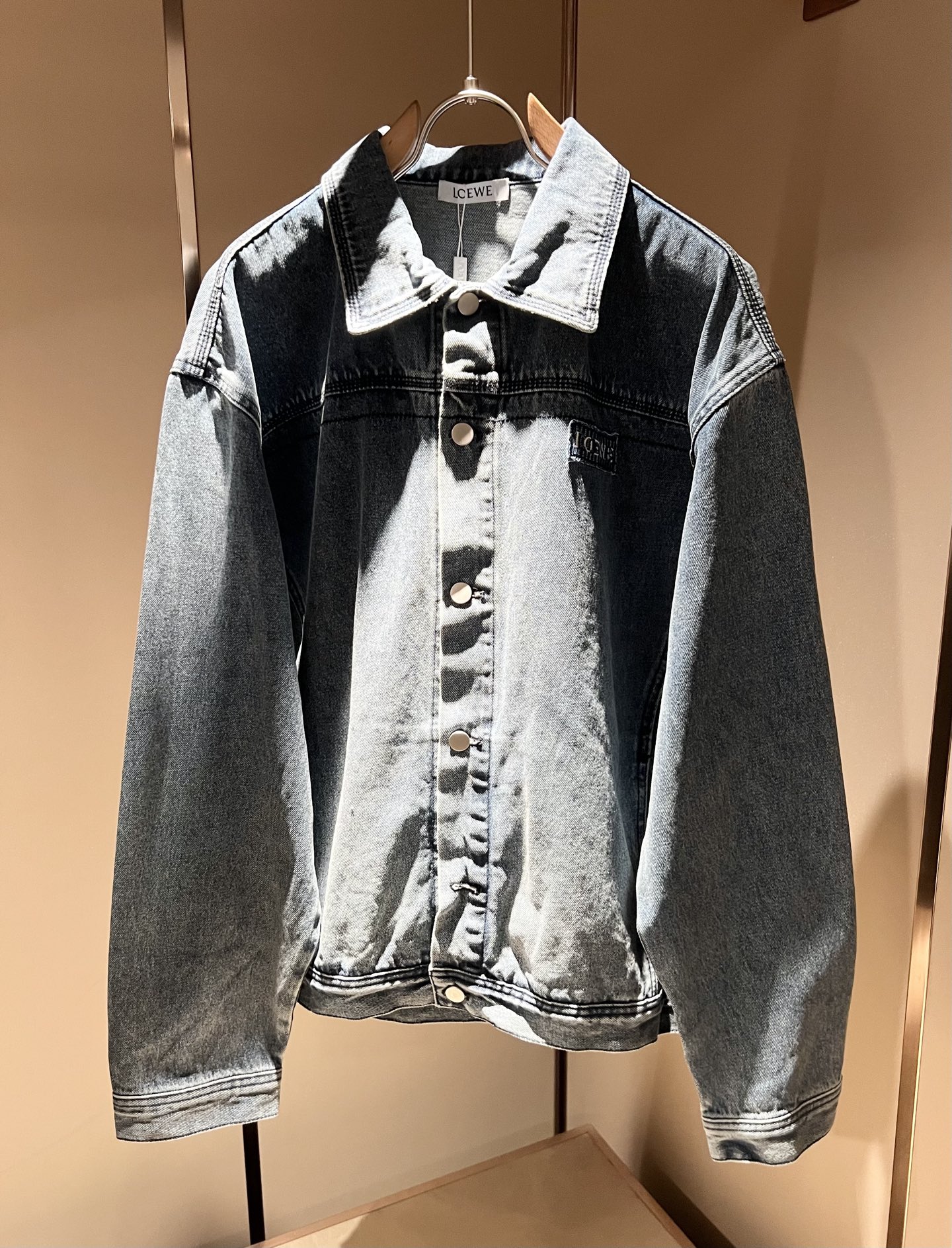 NO:522173,LOE*WE Luo*We 2025 autumn and winter men and women same denim suit, original Italian order channel, very unique and high-end trendy style, logo logo pattern embroidery leather craft design!  Customized original cotton fabric!  !  !  The latest fashion trends and popular products are here, and it is another simple and high-end fashion item. It is a fashion product with very high-end outfit charm. It is a must-have item for fashion trends!  Original Italian manufacturer channels, special-level orders, and released at the same time as Hong Kong, Macao and Taiwan buyers. This model is also the latest popular product of Luo Yiweijia this year and the most classic product. Its specifications and grades are beyond doubt!  !  The choice is very diverse, and it can be said that this model naturally has a fresh and natural feeling, showing the brand charm and high-end feeling. The texture of this model is very good, and the heavy weight and brilliant skin-friendliness that can be seen with hands are even better, and it is a complete enjoyment of wearing!  !  Size: S-2XL, loewe, loewe, alexander wang19860909LOE*WE罗*威 2025秋冬男女同款牛仔套装,意大利原厂订单渠道,极具个性高级潮风,标志logo图案刺绣皮革工艺设计！定制原版纯棉面料！！！最新时尚潮流人气产物驾到,又是一款简约高级的时尚单品,穿搭魅力十分高级不俗的时尚产物 ,时尚潮流必备单品！意大利原厂渠道,特供级别订单,同步港澳台买手店发布,此款也是罗意威家今年的最新人气产物,也是最经典的产物,其规格跟档次更是毋庸置疑！！ 选择极具多样化,言而喻此款自然具备那种清新自然的感觉,彰显品牌魅力与高级感,此款的质感十分的到位,用手可以感知的重磅跟出彩亲肤程度更是上佳,十足的穿着享受！！尺码:S-2XL,,loewe,loewe,alexander wang,Men's clothing