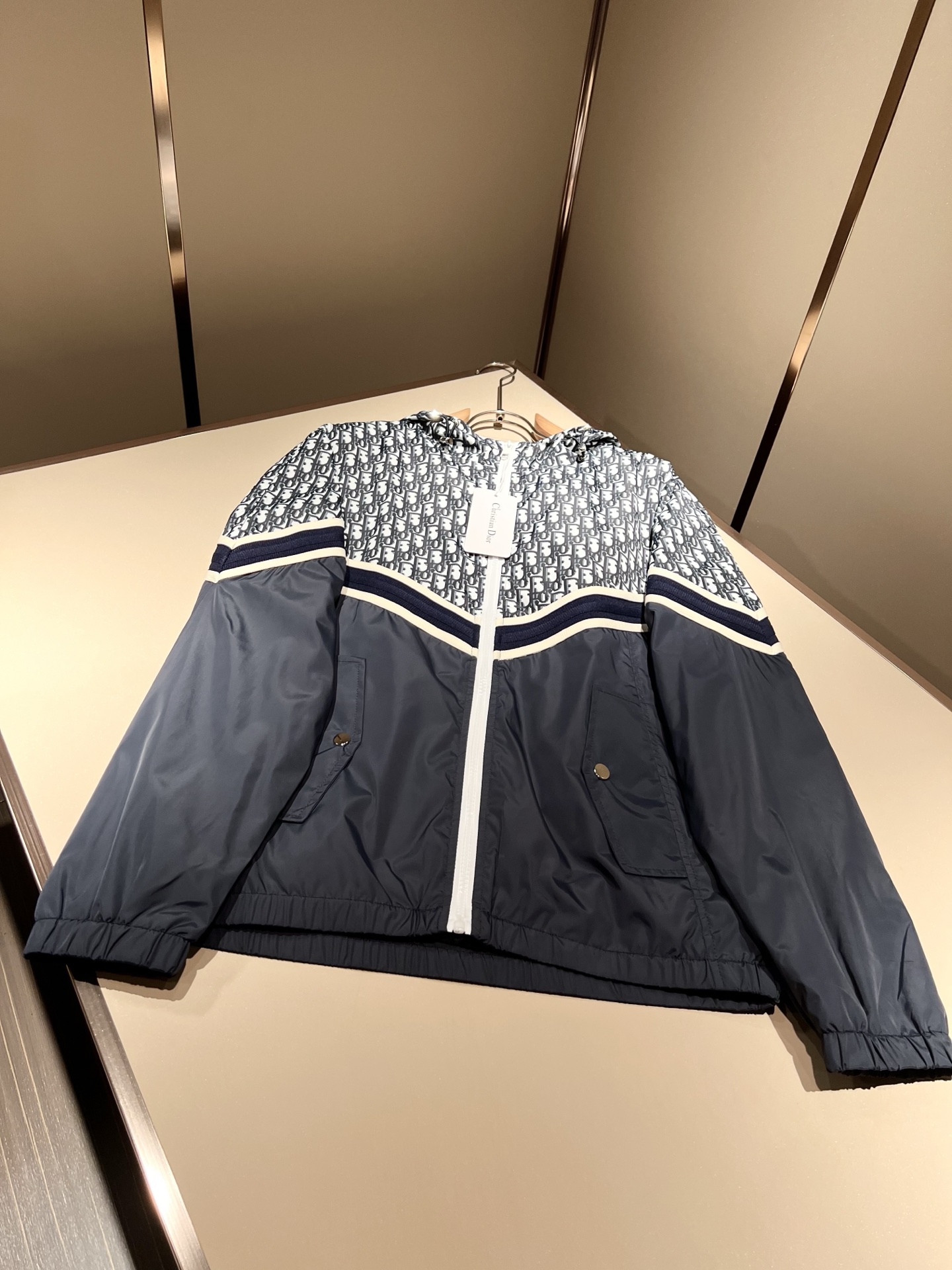 Dio*r迪*奥2025秋冬男士夹克外套，最新时尚休闲夹克，贸易公司渠道稀出，同步官网发售，衣身logo