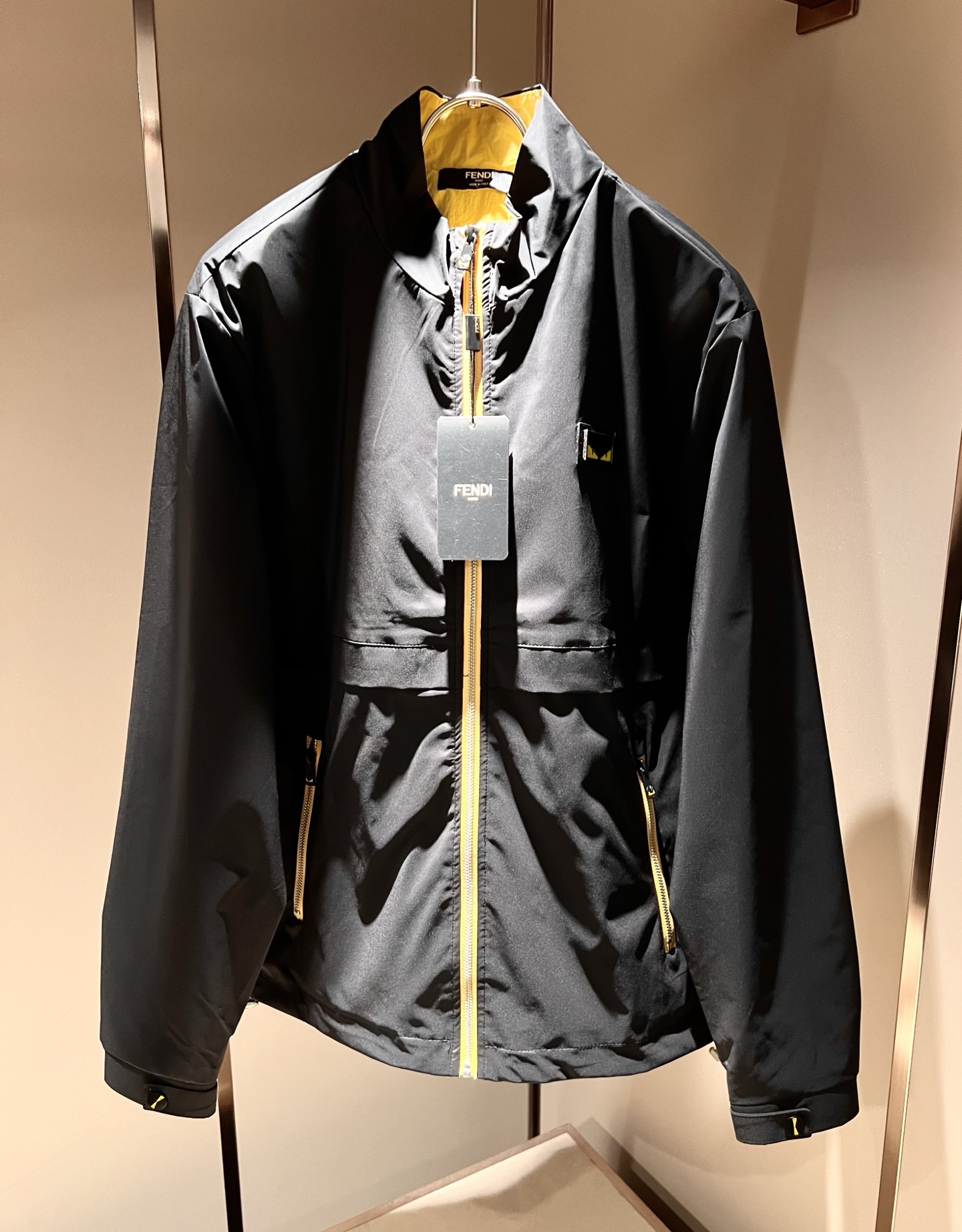 NO:523319,FEN*I 2025 autumn and winter new jacket jacket, original Italian orders, popular FD family items, representative and full of specifications, boutiques that all FD fans are worth buying!  Pure Yidian channel orders, high-end popular products from the FD family, and very popular items at the moment, high-end products worth keeping and giving away to others!  The most classic BUGS series of styles in the FD family are trendy and beautiful, full of trendy atmosphere, extremely high grade and specifications, and use very classic combinations, giving people a strong visual impact and extremely high recognition. Top-quality exclusive polyester fiber fabric, panoramic embroidery logo pattern badge design!  The touch is soft, delicate and comfortable, and the quality is quite high-end and classy!  Perfectly interprets the charm of the brand and leaves a deep impression. It is more fashionable and charming. It has simple, elegant and fashionable upper body, and is even more stressful for outfits!  The inner wear alone is very delicious and beautiful scenery that cannot be ignored!  Size M-3 XL, fendi,dior,jackets & coats,jackets & coats,alexander wang19860909FEN*I 芬*迪 2025秋冬新款夹克外套,意大利原厂订单,FD家族人气单品,代表性十足,规格感十足的精品,所有FD粉丝都值得抢购的精品！纯正意代渠道订单,FD家族的高奢人气爆款产物,当下十分火爆的单品,值得自留和送人的高端货！FD家族最为经典的BUGS系列款式单品,新潮又好看,潮流气息感十足,档次规格感极高,并且采用十分经典的搭配,给人的视觉冲击感相当强烈,有着极高的辨识度,顶级专属聚酯纤维面料,全景刺绣logo图案徽章设计！触感柔软细腻舒适,品相相当高级有档次！完美诠释品牌魅力,给人留下深刻印象.更具时尚与韵味,上身简约大方时尚,对于穿搭更是毫无压力！单穿内搭都极有味道,不可忽视的靓丽风景线！ 尺码M-3 XL,,fendi,dior,jackets & coats,jackets & coats,alexander wang,Men's clothing