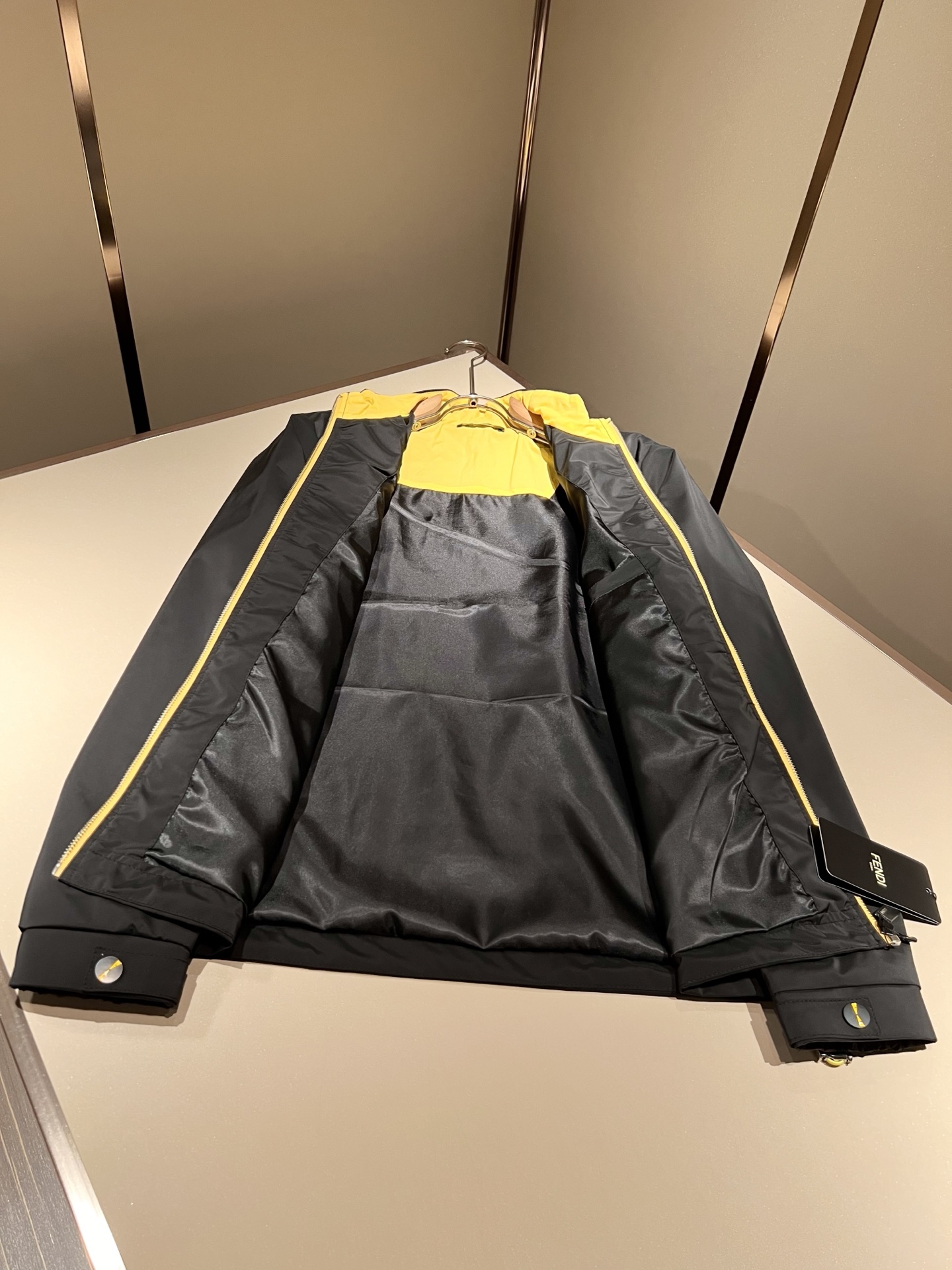 FEN*I 芬*迪 2025秋冬新款夹克外套，意大利原厂订单，FD家族人气单品，代表性十足，规格感十足的