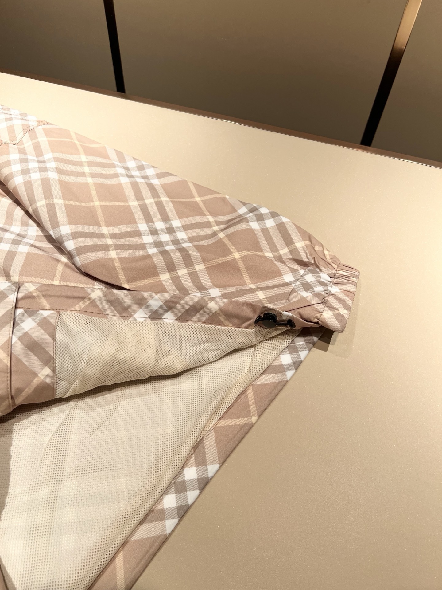 BURBER*Y巴*莉2025秋冬新品夹克外套重磅来袭，最近比较火热的环保聚酯纤维记忆面料制作而成，高端