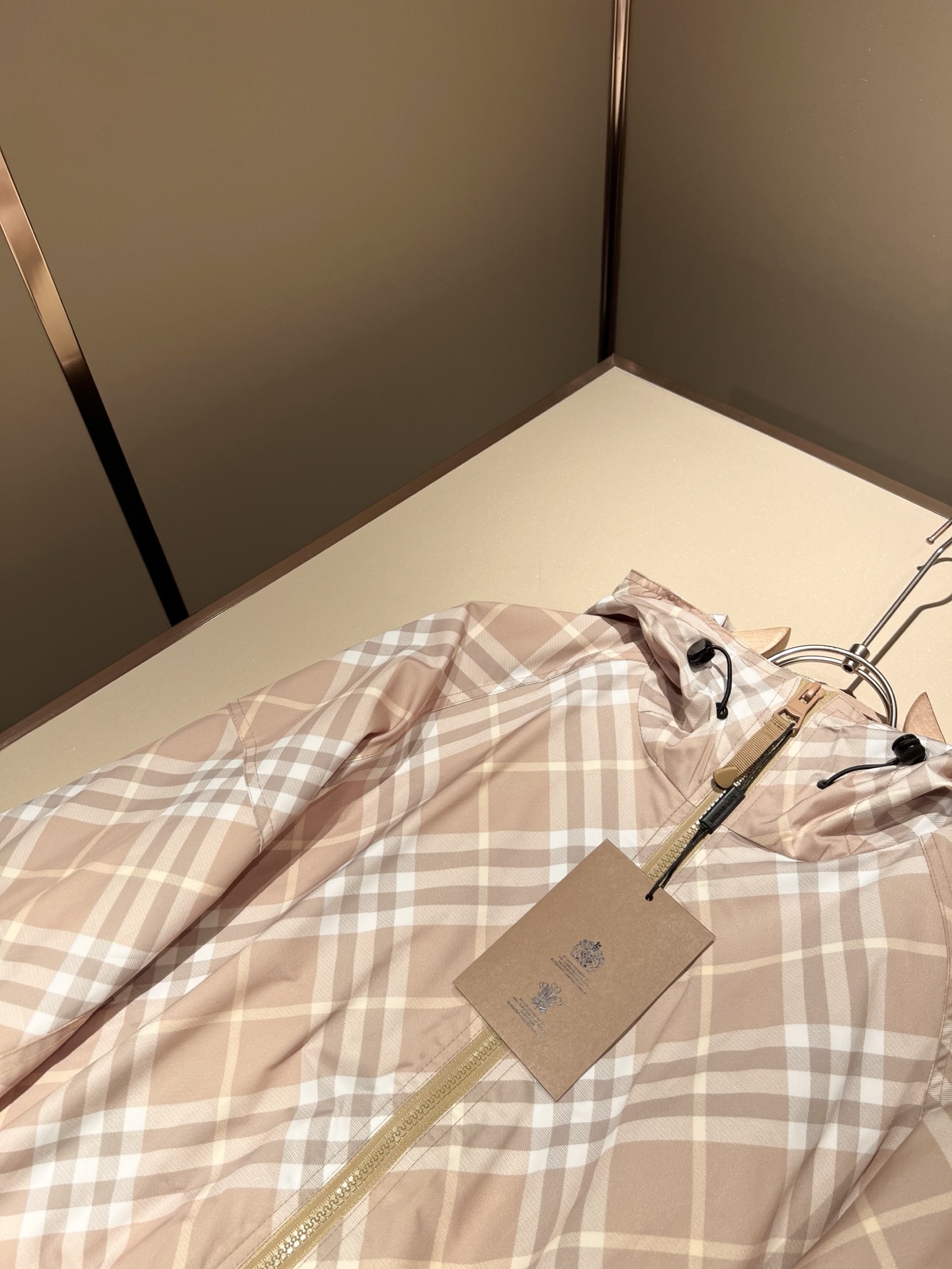 BURBER*Y巴*莉2025秋冬新品夹克外套重磅来袭，最近比较火热的环保聚酯纤维记忆面料制作而成，高端