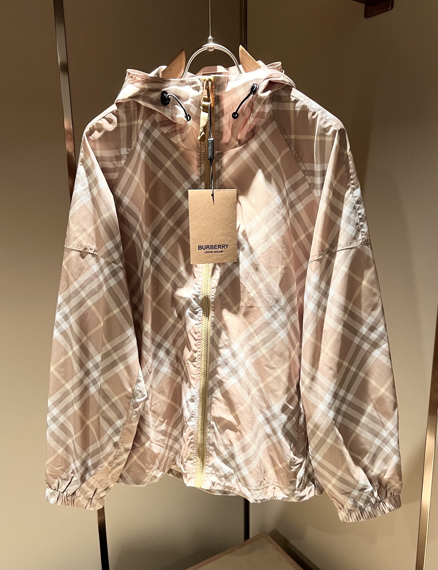 NO:523342,BURBER*Y BAR*Li’s new autumn and winter jacket is coming. It is made of a popular environmentally friendly polyester memory fabric recently. It is a high-end outdoor sports and leisure series, which is very popular!  The latest special material developed by BUR, memory fabric, is also called memory cloth, which refers to fabrics with morphological memory functions, and panoramic logo pattern lattice design!  Selling all versions on the market in seconds is not a level at all. Whether it is material, detail restoration and craftsmanship, you are not afraid of any challenges. Just to contribute wonderful products to everyone. As always, it is consistent. A style that implements the core concept of BUR tightly ties the plaid and fashion, always maintains perfection, a simple but not simple design style perfectly meets the outfit you need in daily life. Size: M-3XL, burberry, jackets & coats, jackets & coats, alexander wang19860909BURBER*Y巴*莉2025秋冬新品夹克外套重磅来袭,最近比较火热的环保聚酯纤维记忆面料制作而成,高端户外运动休闲系列,非常火热运动风潮！BUR最新研发的特殊材质,记忆面料也叫记忆布,是指具有形态记忆功能的面料,全景logo图案格子设计！秒杀市面上一切版本,只能说根本就不是一个级别的存在,不管是材质还是细节还原度以及工艺制作方面,不惧任何挑战,只为给大家奉献绝妙产物一如既往,始终如一,贯彻了BUR核心理念的一个款式将格纹与时尚紧紧的捆绑在一起,时刻保持完美,简约而不简单的的设计风格,完美的满足了你日常所需要的穿搭.尺码:M-3XL,,burberry,jackets & coats,jackets & coats,alexander wang,Men's clothing