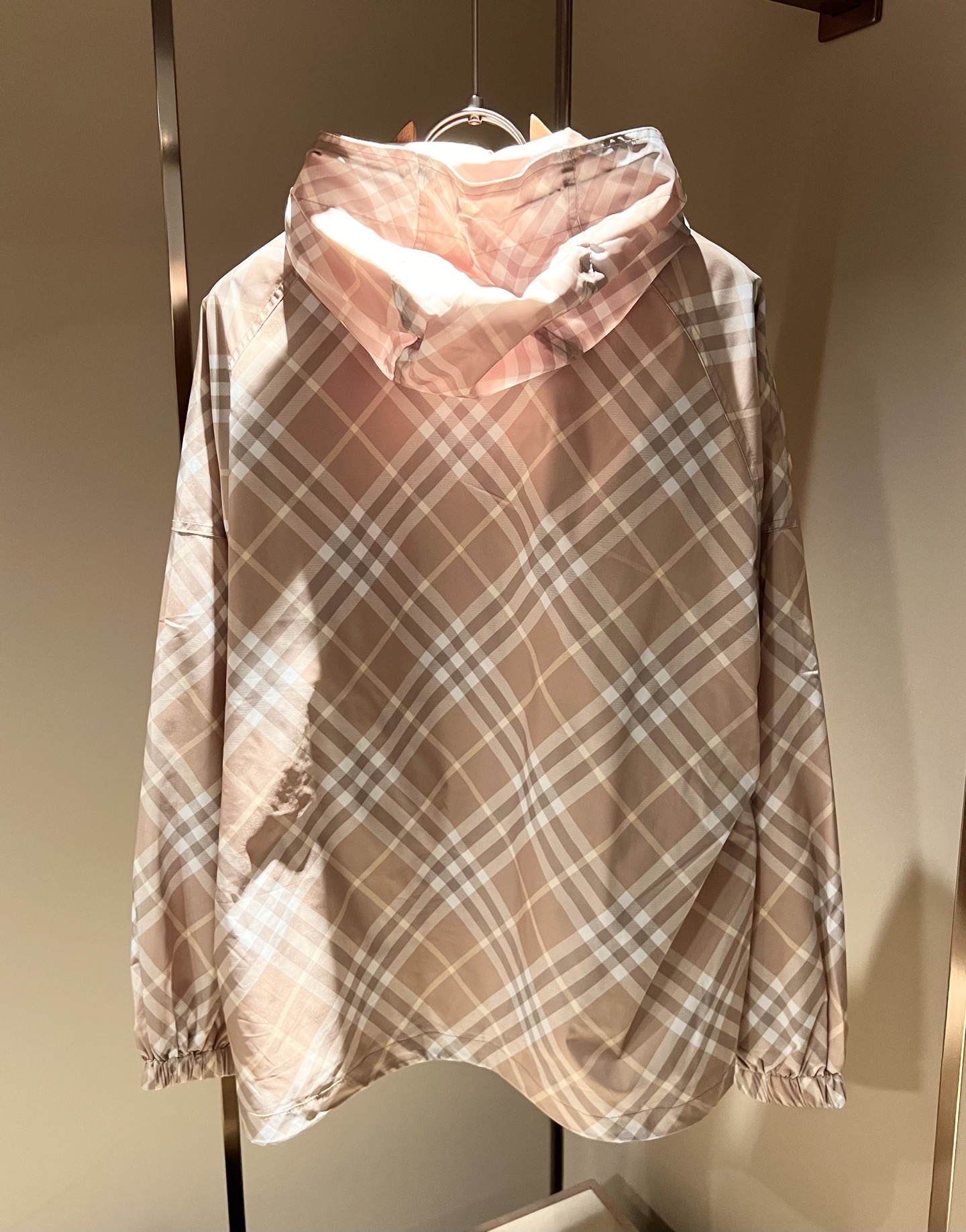 BURBER*Y巴*莉2025秋冬新品夹克外套重磅来袭，最近比较火热的环保聚酯纤维记忆面料制作而成，高端