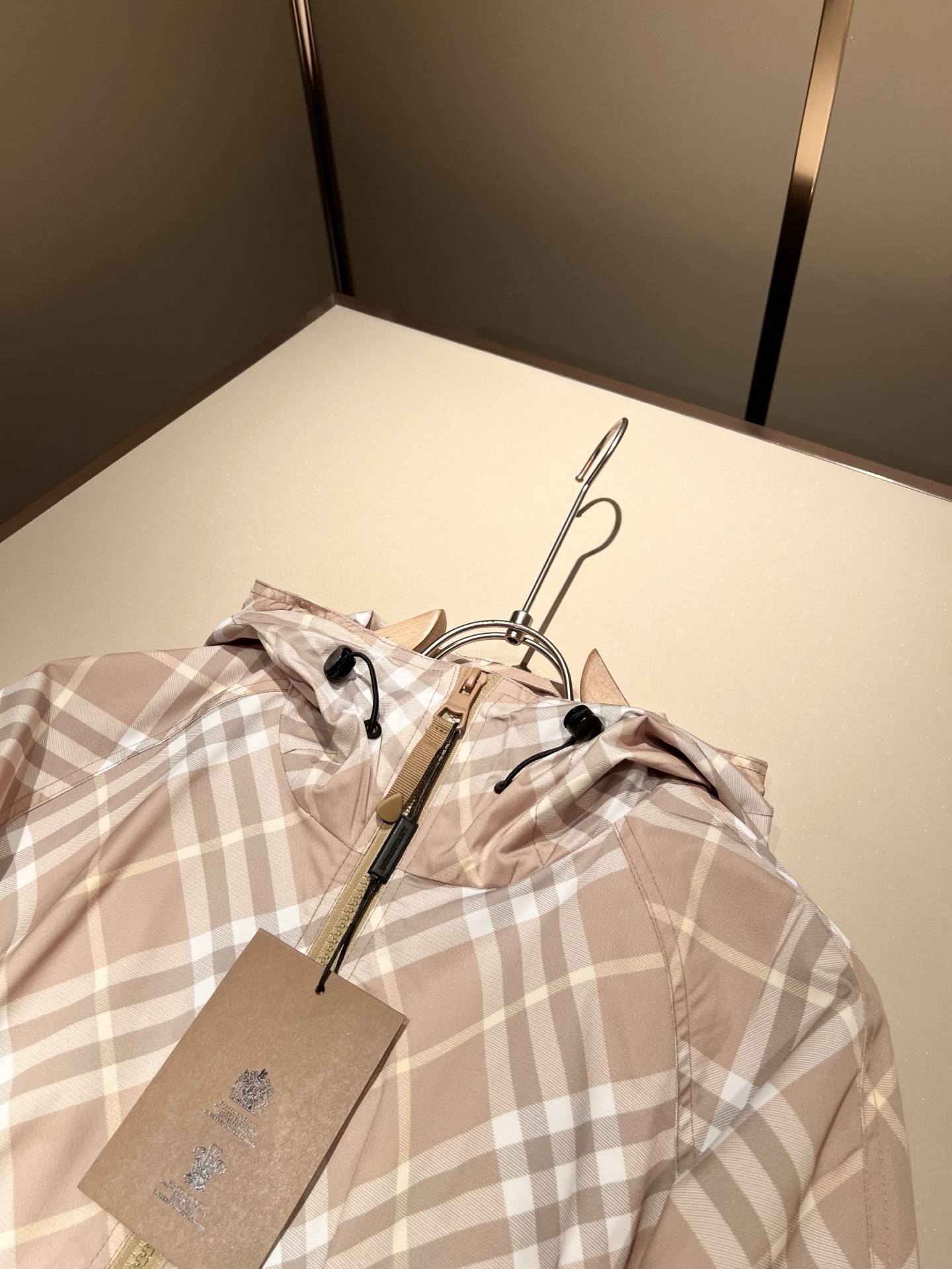 BURBER*Y巴*莉2025秋冬新品夹克外套重磅来袭，最近比较火热的环保聚酯纤维记忆面料制作而成，高端