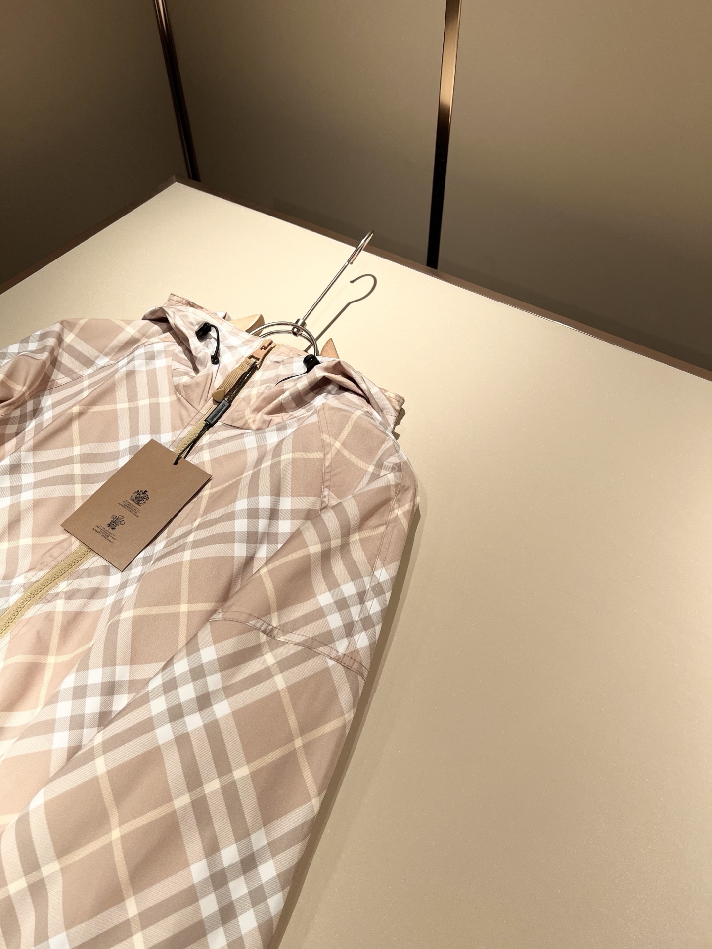 BURBER*Y巴*莉2025秋冬新品夹克外套重磅来袭，最近比较火热的环保聚酯纤维记忆面料制作而成，高端