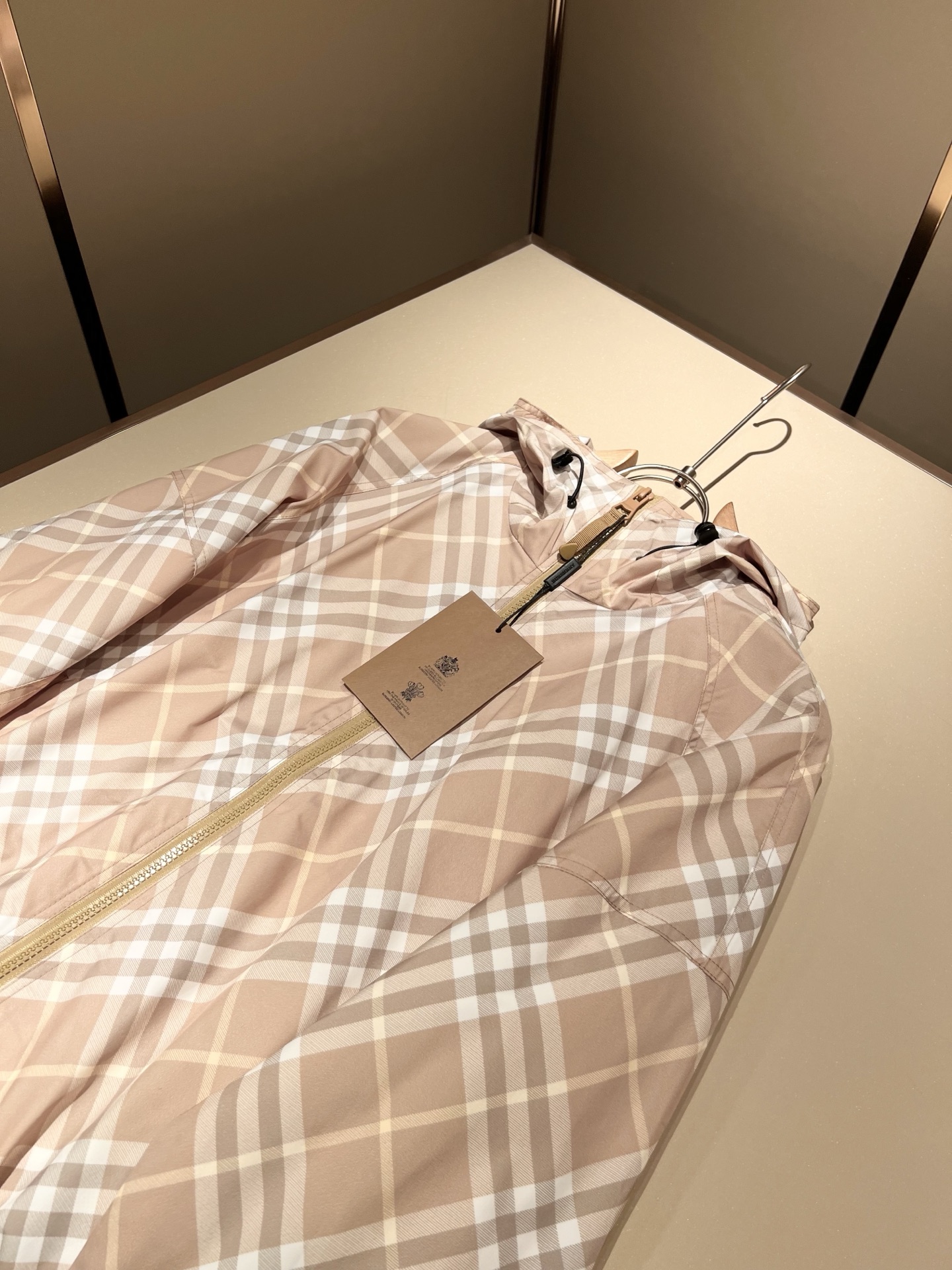 BURBER*Y巴*莉2025秋冬新品夹克外套重磅来袭，最近比较火热的环保聚酯纤维记忆面料制作而成，高端