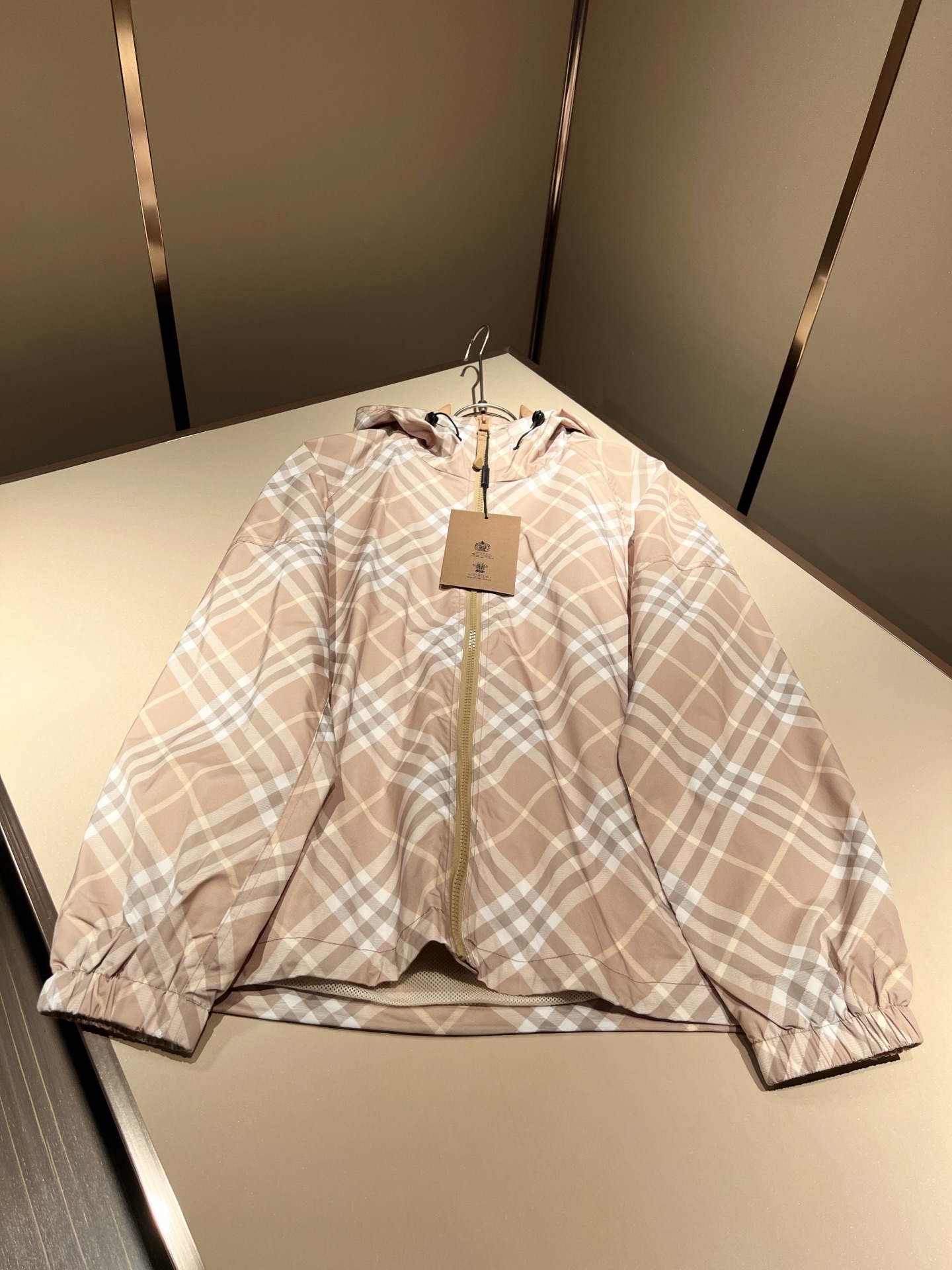 BURBER*Y巴*莉2025秋冬新品夹克外套重磅来袭，最近比较火热的环保聚酯纤维记忆面料制作而成，高端