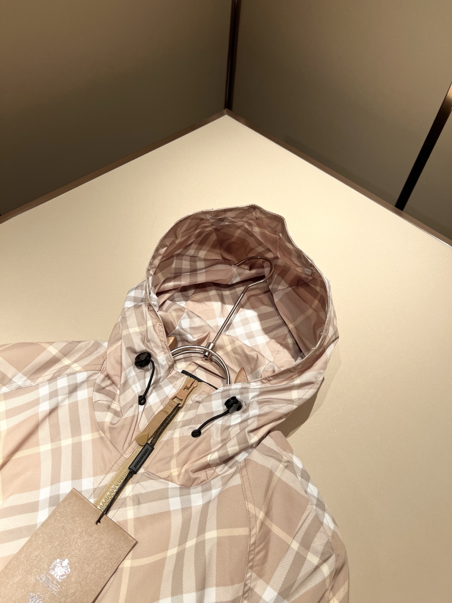 BURBER*Y巴*莉2025秋冬新品夹克外套重磅来袭，最近比较火热的环保聚酯纤维记忆面料制作而成，高端