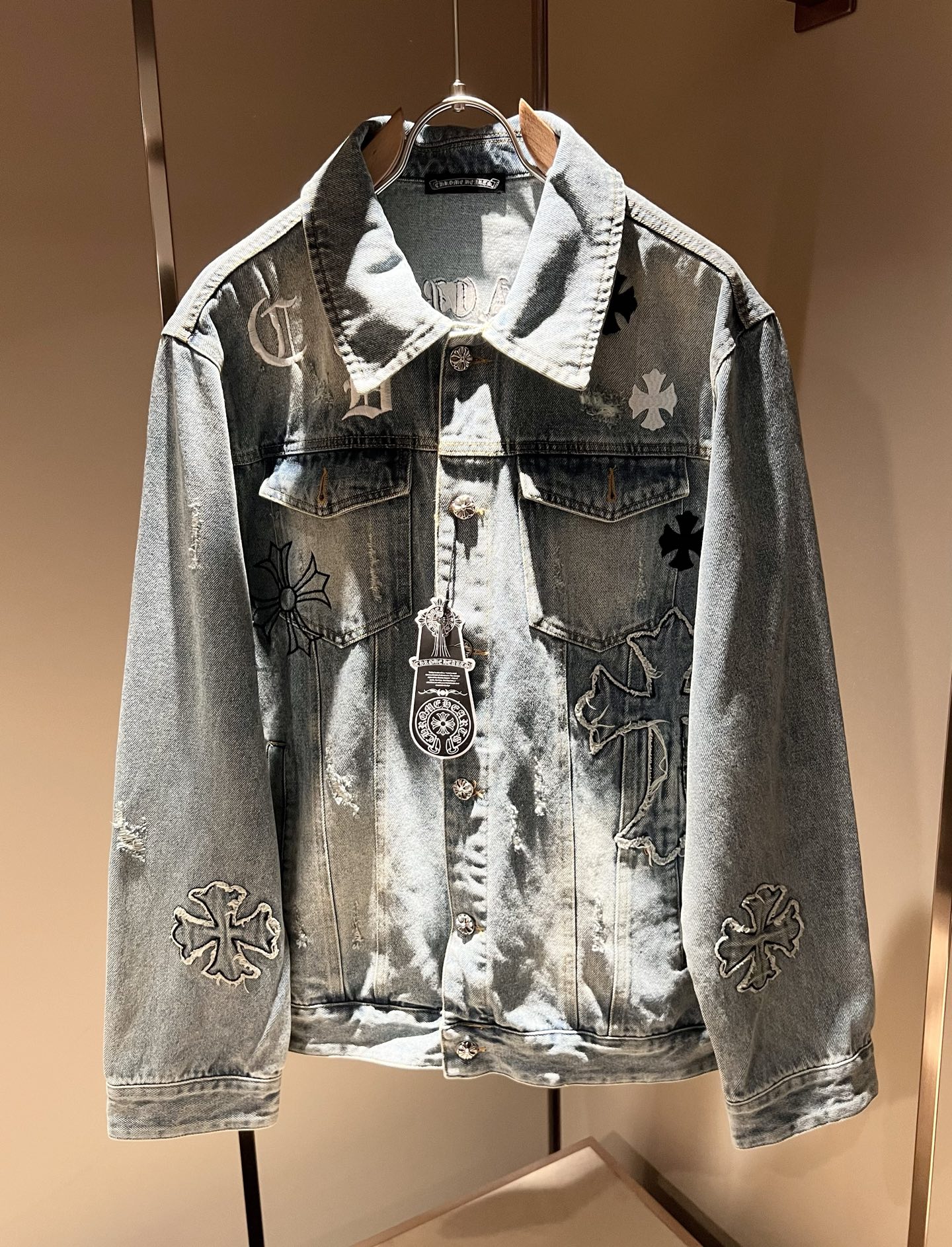 NO:522182,Chrome hear*sGraphics 2025 early spring new denim jacket, classic silver jewelry accessories series!  The same style of men and women, a casual pants that you recognize from the bottom of your heart, and over time, it makes you more rare. The trendy high street king is the trendy brand Chrome hear*s Ke*xin. To be honest, wearing Croxin is very fashionable. If you match denim together, it will be fashionable and there is nothing to say about the streets. Made of custom-made original cotton material, the fabric feels great. This kind of comfort feels really not picky on the body. The casual and chic taste is particularly good, which enhances the sense of fashion and appearance. And such pants are particularly easy to match with various types of shoes. Where is the recognition? Leather logo matching design!  Customized by heavy industry!  Strong, not easy to wear, and the details are very well-established. Size M-3XL, chrome hearts, chrome hearts, jackets & coats, jackets & coats, alexander wang19860909Chrome hear*s克*心 2025早春新款牛仔夹克外套,经典银饰辅料系列！男女同款一款让你从心底认可的休闲裤,并且经过时间的推移而让你更加珍稀,潮流的高街之王,那就是潮牌chrome hear*s克*心,穿克罗心的实话讲很潮了,如果连牛仔也一起搭配,那就是潮爆了,潮爆街头没话说.定制原版纯棉材质制成,面料手感一绝,这种舒适感穿在身上,上身真心不挑人,休闲潇洒的味道特别足,提升时尚感和颜值,并且这样的裤型特别好搭配各种类型的鞋子.辨识度就在哪里,皮革logo搭配设计！重工定制！韧性足,不易磨损,细节工艺非常到位.尺码M-3XL,,chrome hearts,chrome hearts,jackets & coats,jackets & coats,alexander wang,Men's clothing