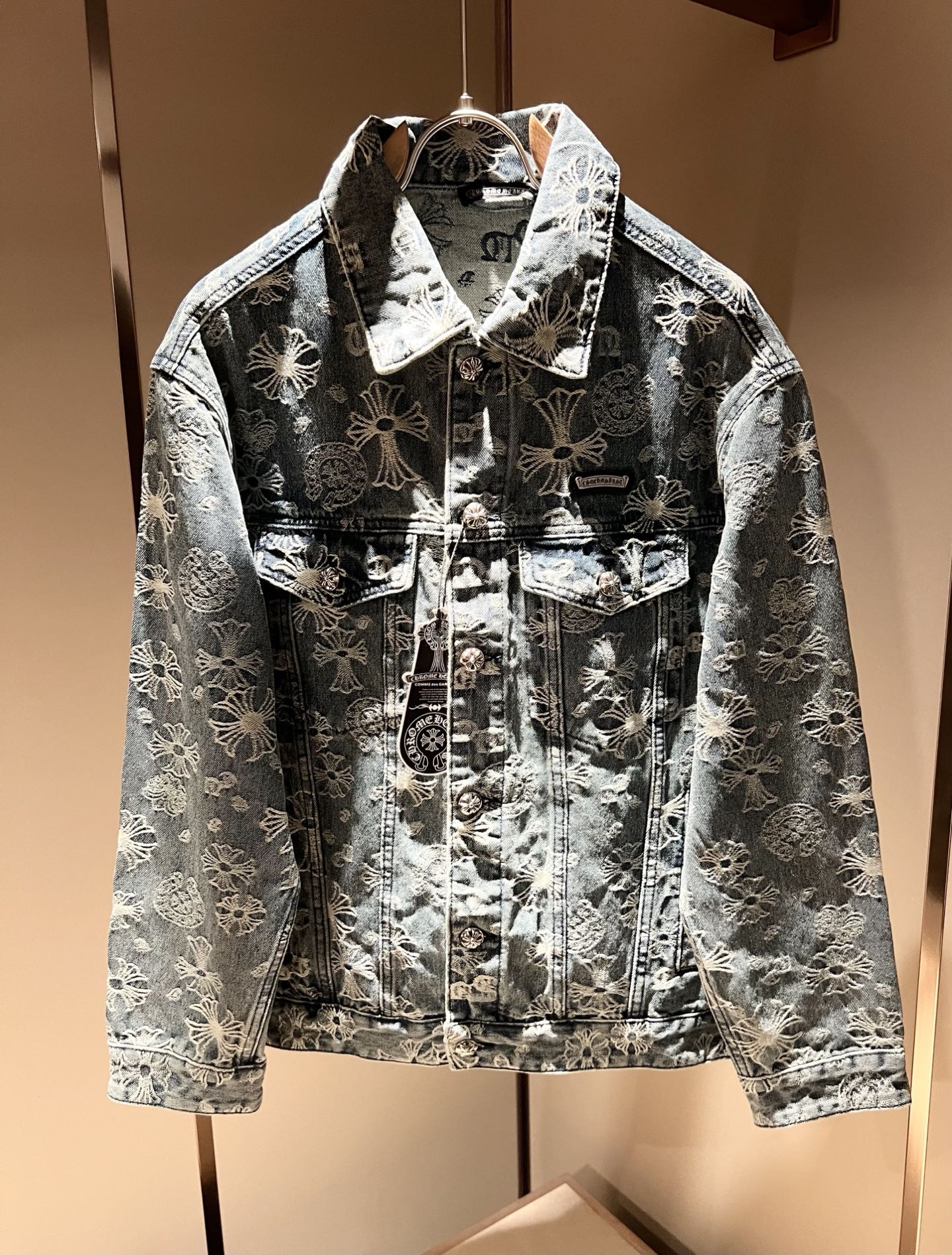 NO:523339,Chrome hear*sGo*xin 2025 autumn and winter new denim jacket, classic silver jewelry accessories series!  The same style of men and women, a casual pants that you recognize from the bottom of your heart, and over time, it makes you more rare. The trendy high street king is the trendy brand Chrome hear*s Ke*xin. To be honest, wearing Croxin is very fashionable. If you match denim together, it will be fashionable and there is nothing to say about the streets. Made of custom-made original cotton material, the fabric feels great. This kind of comfort feels really not picky on the body. The casual and chic taste is particularly good, which enhances the sense of fashion and appearance. And such pants are particularly easy to match with various types of shoes. Where is the recognition? Leather logo matching design!  Customized by heavy industry!  Strong, not easy to wear, and the details are very well-established. Size M-3XL, chrome hearts, chrome hearts, jackets & coats, jackets & coats, alexander wang19860909Chrome hear*s克*心 2025秋冬新款牛仔夹克外套,经典银饰辅料系列！男女同款一款让你从心底认可的休闲裤,并且经过时间的推移而让你更加珍稀,潮流的高街之王,那就是潮牌chrome hear*s克*心,穿克罗心的实话讲很潮了,如果连牛仔也一起搭配,那就是潮爆了,潮爆街头没话说.定制原版纯棉材质制成,面料手感一绝,这种舒适感穿在身上,上身真心不挑人,休闲潇洒的味道特别足,提升时尚感和颜值,并且这样的裤型特别好搭配各种类型的鞋子.辨识度就在哪里,皮革logo搭配设计！重工定制！韧性足,不易磨损,细节工艺非常到位.尺码M-3XL,,chrome hearts,chrome hearts,jackets & coats,jackets & coats,alexander wang,Men's clothing