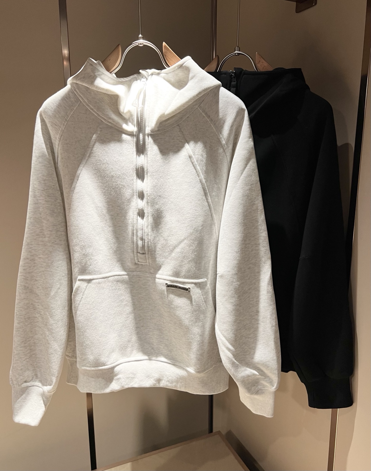 NO:522161,Chrome hear*s Ke*xin 2025 autumn and winter new men and women's same sweatshirt!  The same style for men and women is a high street jacket that you recognize from the bottom of your heart, and it makes you more rare after time. The trendy high street king is the trendy brand Chrome hear*s Ke*xin. To be honest, wearing Croxin is very fashionable. If you match the jackets together, it will be fashionable, and there is nothing to say on the street. The logo design of the body!  The feel is amazing. This comfort can be said to be a paradise on earth when worn on the body. It is decorated with the leather logo badge on the chest!  The upper body is really not picky, the casual and chic taste is particularly good, which enhances the sense of fashion and appearance. This style is particularly easy to match with various types of pants. The recognition is where it is, it is tough, not easy to wear, and the details are very good. Size M-4XL, chrome hearts, chrome hearts, hoodie, sweatshirts, jackets & coats, jackets & coats, alexander wang19860909Chrome hear*s克*心 2025秋冬新款男女同款卫衣！男女同款一款让你从心底认可的高街夹克外套,并且经过时间的推移而让你更加珍稀,潮流的高街之王,那就是潮牌chrome hear*s克*心,穿克罗心的实话讲很潮了,如果连夹克也一起搭配,那就是潮爆了,潮爆街头没话说.衣身logo设计！手感一绝,这种舒适感穿在身上,可以说是人间天堂了.搭配胸前皮革logo徽章修饰！上身真心不挑人,休闲潇洒的味道特别足,提升时尚感和颜值,并且这样的版型特别好搭配各种类型的裤子,辨识度就在哪里,韧性足,不易磨损,细节工艺非常到位.尺码M-4XL,,chrome hearts,chrome hearts,hoodie,sweatshirts,jackets & coats,jackets & coats,alexander wang,Men's clothing