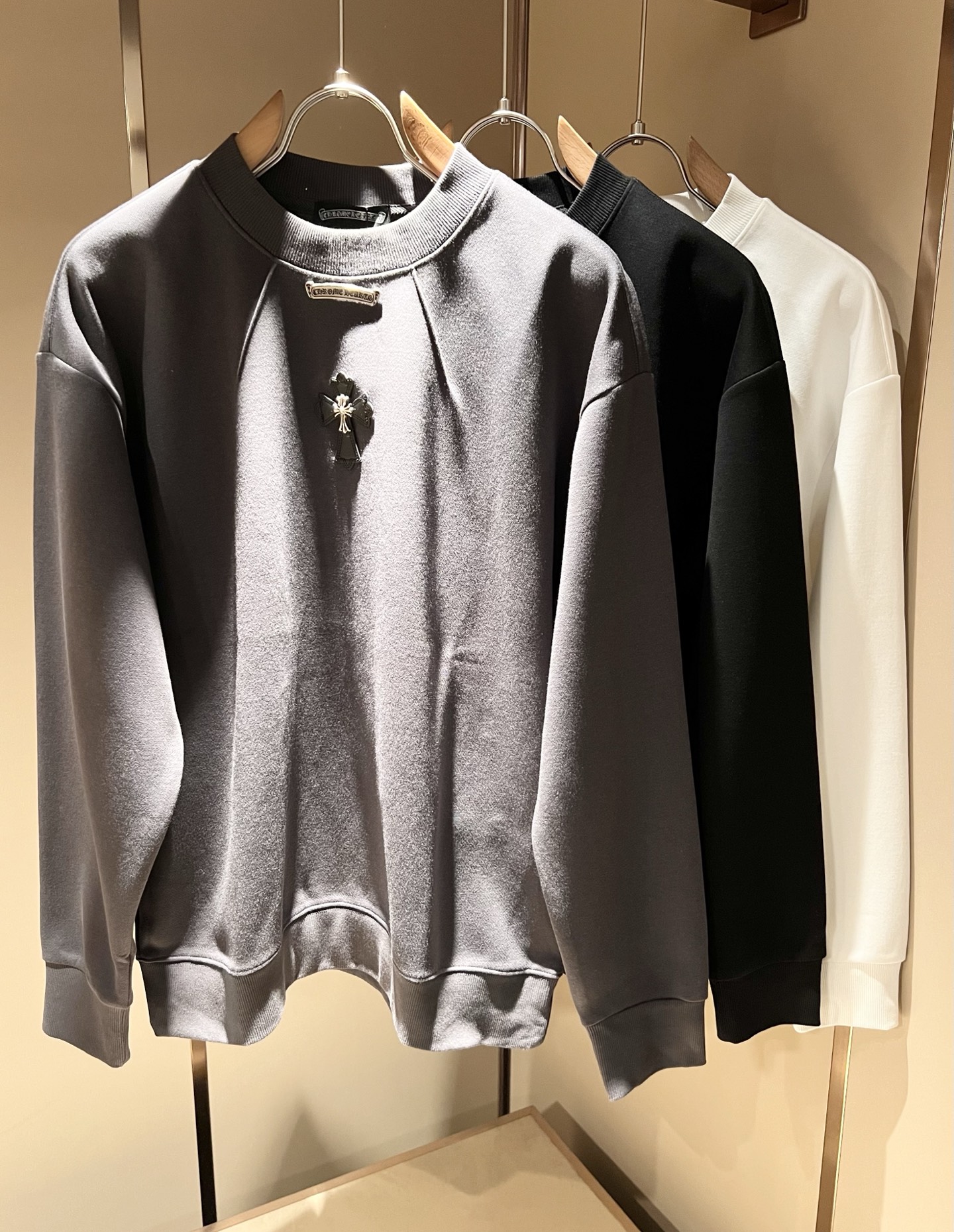 NO:522155,Chrome hear*s Ke*xin 2025 autumn and winter new men and women's same sweatshirt!  The same style for men and women is a high street jacket that you recognize from the bottom of your heart, and it makes you more rare after time. The trendy high street king is the trendy brand Chrome hear*s Ke*xin. To be honest, wearing Croxin is very fashionable. If you match the jackets together, it will be fashionable, and there is nothing to say on the street. The leather logo design on the chest!  The feel is amazing. This comfort can be said to be a paradise on earth when worn on the body. It is decorated with the leather logo badge on the chest!  The upper body is really not picky, the casual and chic taste is particularly good, which enhances the fashion sense and appearance. This style is particularly easy to match with various types of pants. The recognition is where it is, it is tough, not easy to wear, and the details are very good. Size M-3XL, chrome hearts, chrome hearts, hoodie, sweatshirts, jackets & coats, jackets & coats, alexander wang19860909Chrome hear*s克*心 2025秋冬新款男女同款卫衣！男女同款一款让你从心底认可的高街夹克外套,并且经过时间的推移而让你更加珍稀,潮流的高街之王,那就是潮牌chrome hear*s克*心,穿克罗心的实话讲很潮了,如果连夹克也一起搭配,那就是潮爆了,潮爆街头没话说.胸前皮革logo设计！手感一绝,这种舒适感穿在身上,可以说是人间天堂了.搭配胸前皮革logo徽章修饰！上身真心不挑人,休闲潇洒的味道特别足,提升时尚感和颜值,并且这样的版型特别好搭配各种类型的裤子,辨识度就在哪里,韧性足,不易磨损,细节工艺非常到位.尺码M-3XL,,chrome hearts,chrome hearts,hoodie,sweatshirts,jackets & coats,jackets & coats,alexander wang,Men's clothing